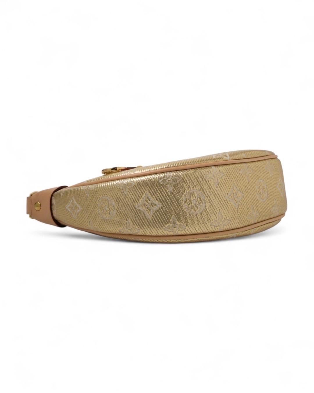 Louis Vuitton Loop PM Monogram Laminata Oro en vente 5