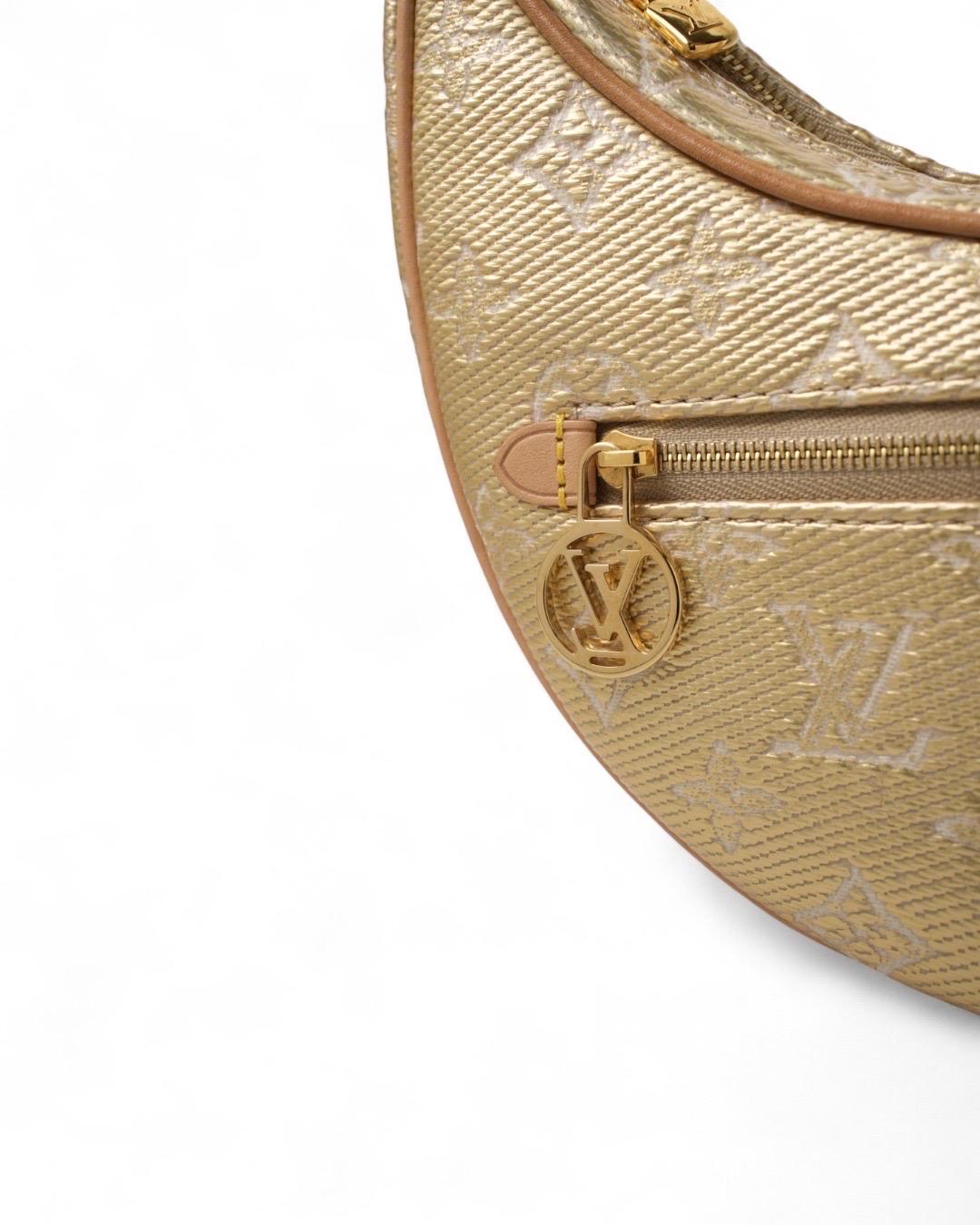 Louis Vuitton Loop PM Monogram Laminata Oro en vente 6