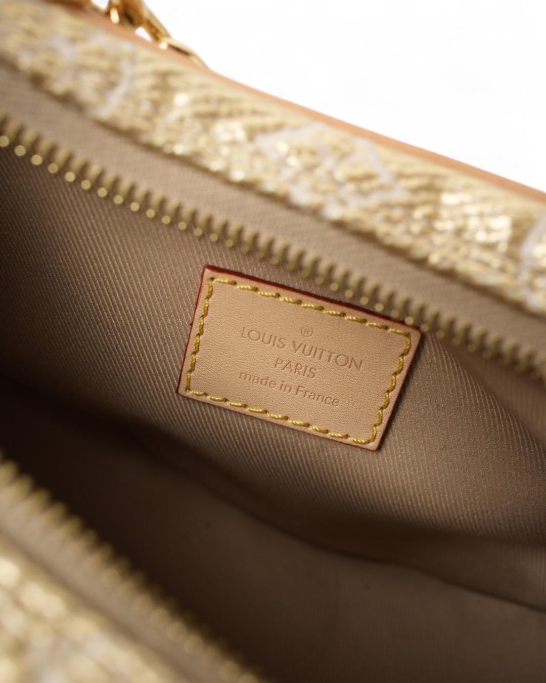 Louis Vuitton Loop PM Monogram Laminata Oro en vente 10