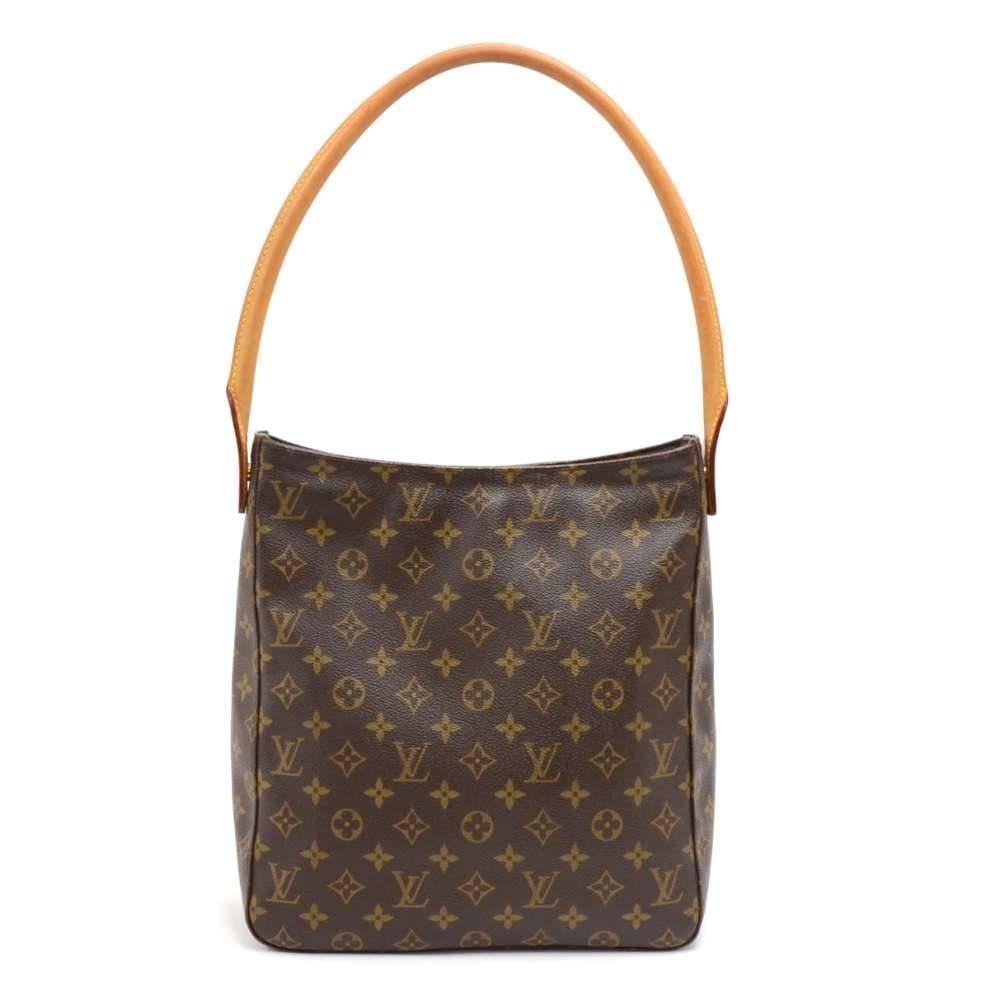 Louis Vuitton Looping GM in monogram canvas. Top secured with a zipper. Inside is in beige alkantra lining with 1 zipper pocket and 1 for mobile or glasses. Carried on shoulder or in hand. Very popular item! SKU: LP233

Made in: France
Serial