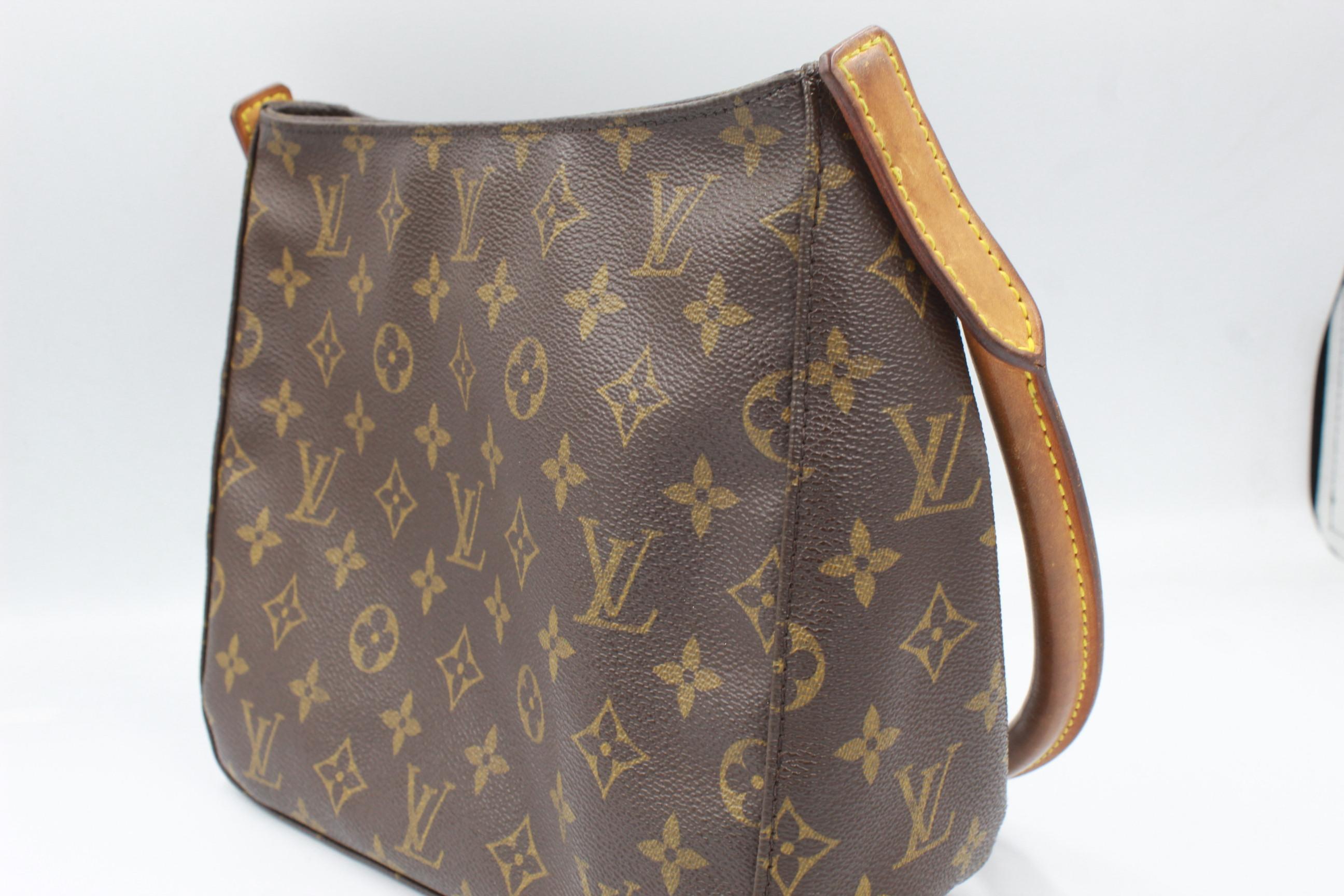 Louis vuitton Looping handbag in monogram canvas.
Good condition, with signs of wear ( on the wrist and stains on the inside of the bag. ) 
21cm x 24cm x 10cm
