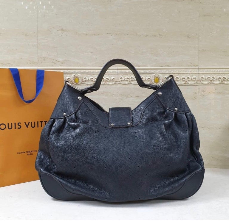 Louis Vuitton Louis Vuitton Black Mahina Leather Solar GM Bag In Good Condition For Sale In Kiev, UA
