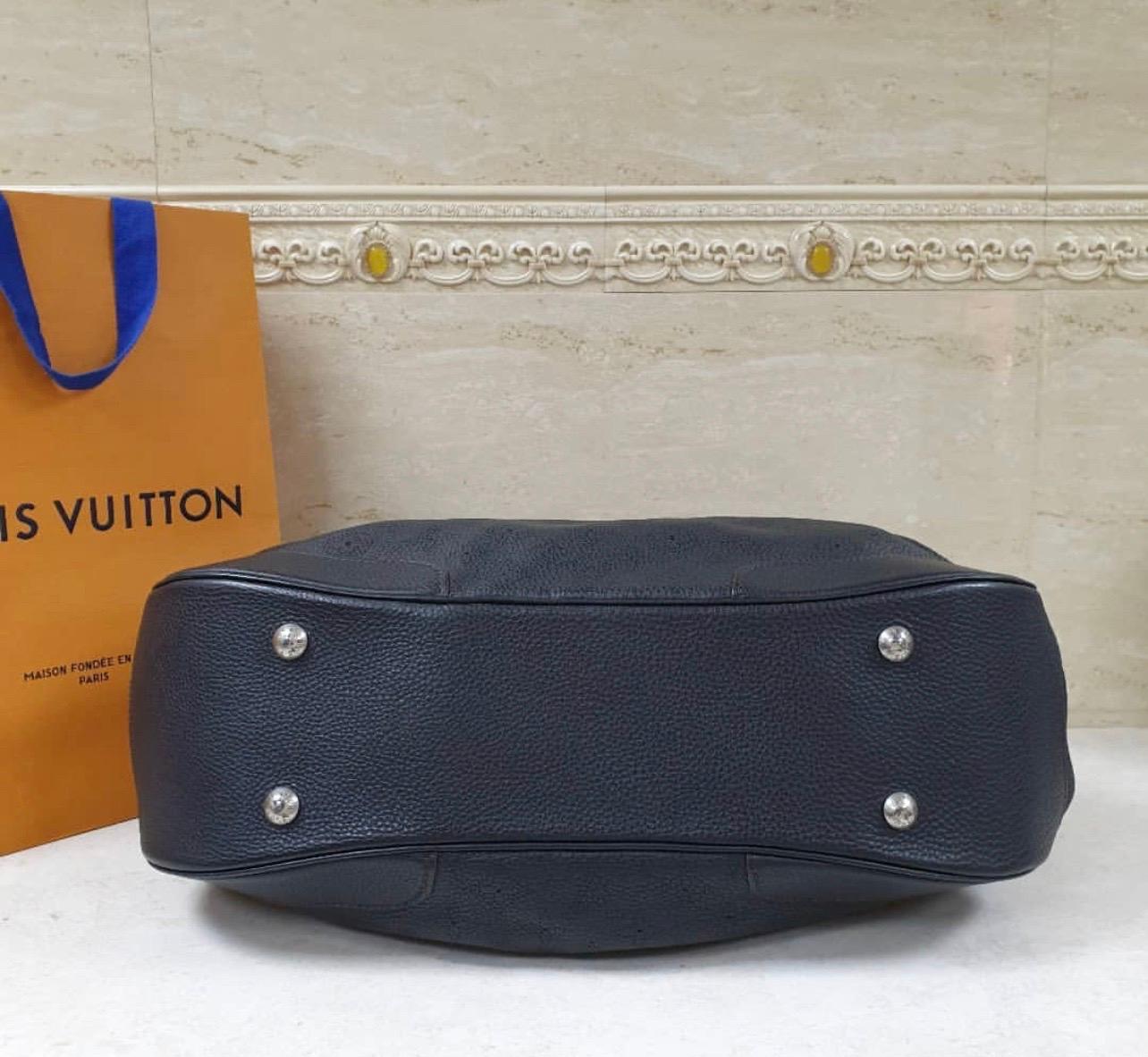 Louis Vuitton Louis Vuitton Black Mahina Leather Solar GM Bag In Good Condition In Krakow, PL