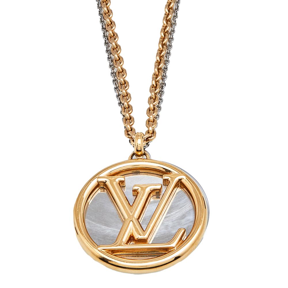The Louis Vuitton Louise necklace brings the best of craftsmanship and elegance. This here is made of two-tone metal and the circular pendant has the LV logo.

Includes: Brand Dustbag