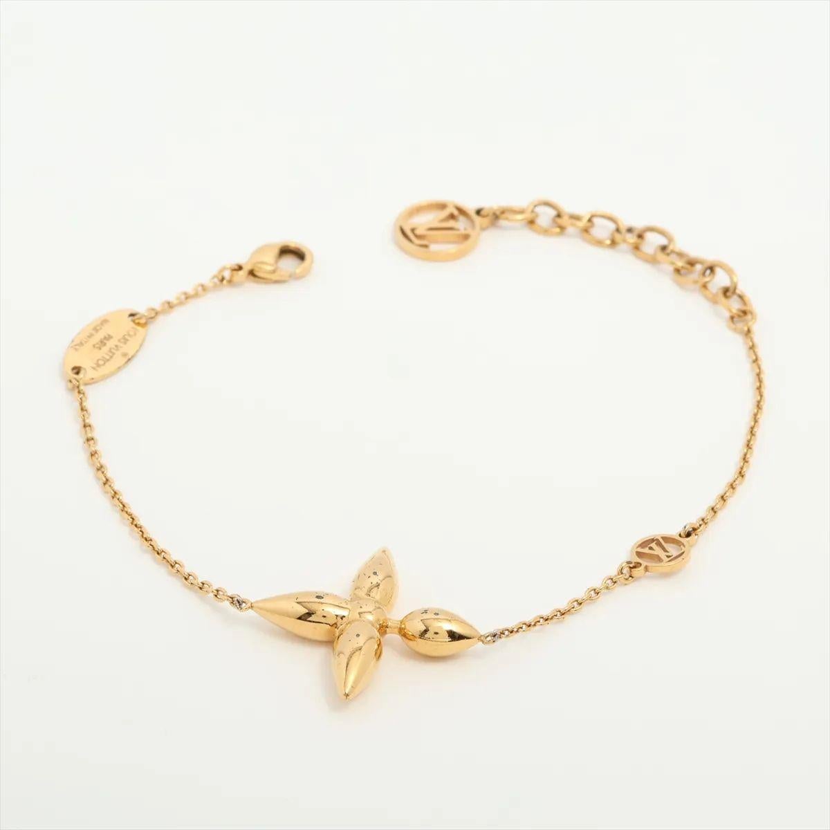 Il bracciale Louis Vuitton è un pezzo delicato e femminile che cattura l'eleganza senza tempo della Maison in un design sottile ma d'impatto. Realizzato con una raffinata minuteria metallica, presenta una sottile catena ornata da un ciondolo a fiore