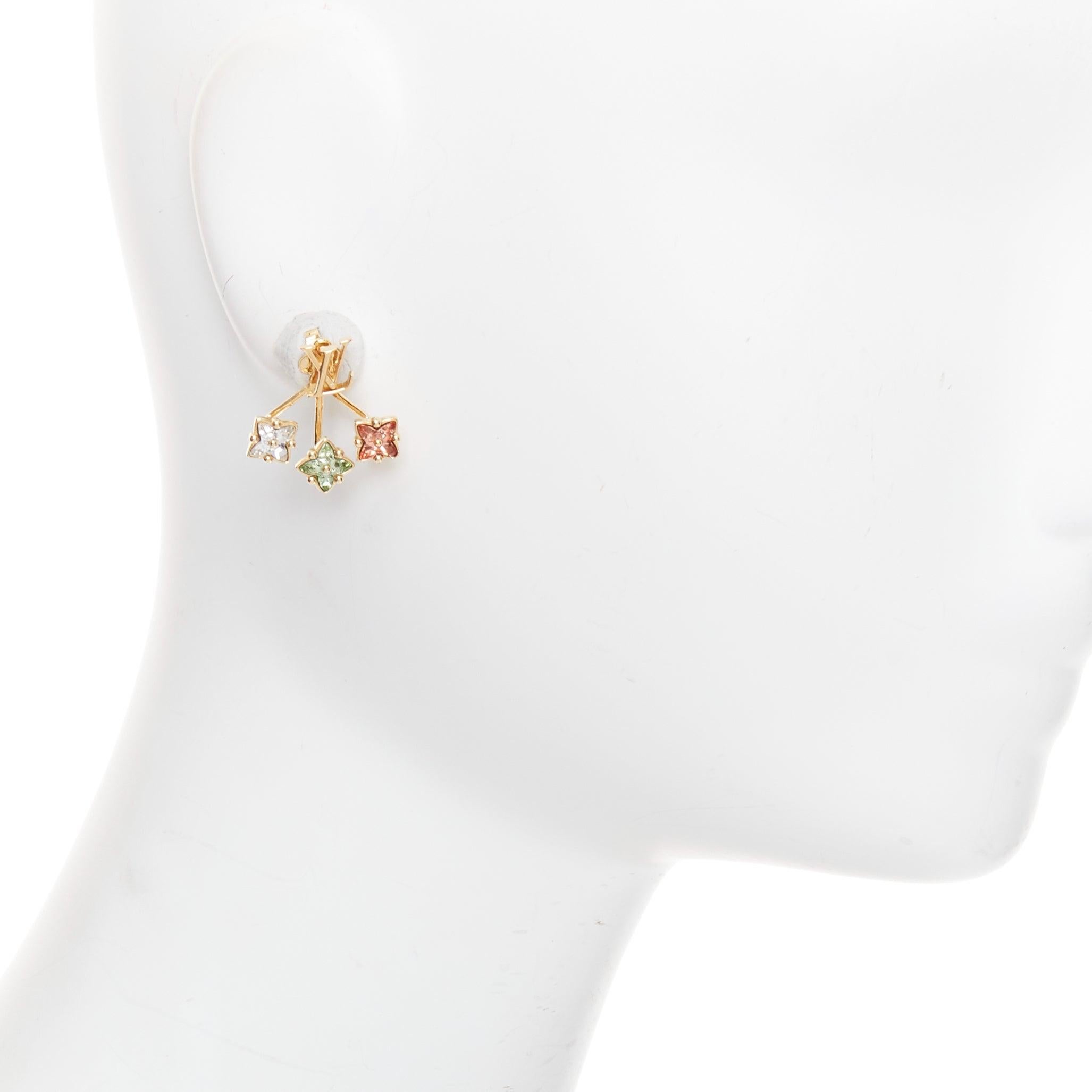 LOUIS VUITTON Loulougram logo doré vert rose floral cristal Paire de boucles d'oreilles
Référence : LAYU/A00076
Marque : Louis Vuitton
Designer : Nicolas Ghesquiere
Modèle : Loulougram
Collectional : 2022
Matériau : Métal
Couleur : or,