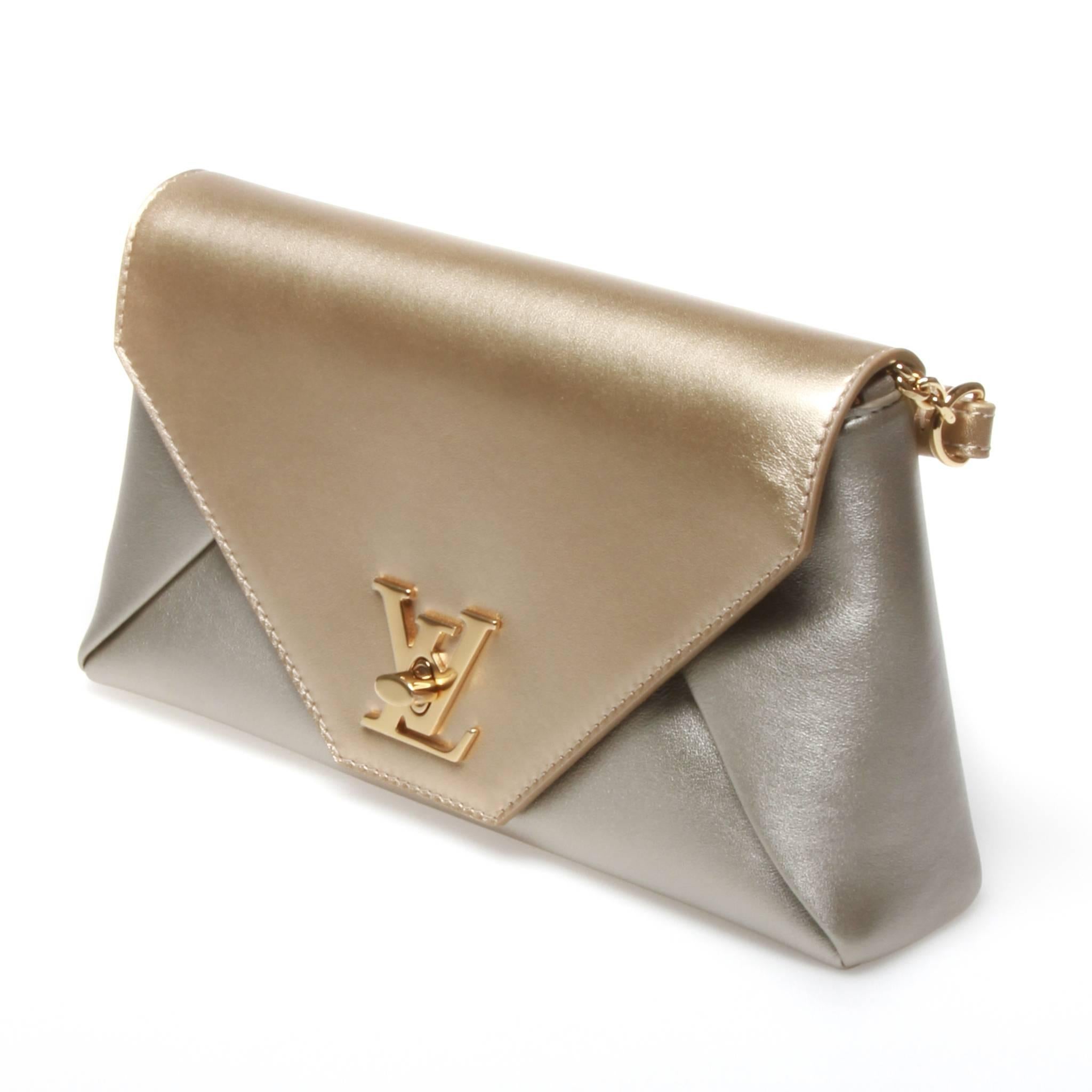 The ideal evening companion, the soft clutch in sensual calf leather combines style and convenience. Its supple, body-friendly shape is enhanced by emblematic Louis Vuitton details: an LV turn-lock closure and removable nautical-inspired