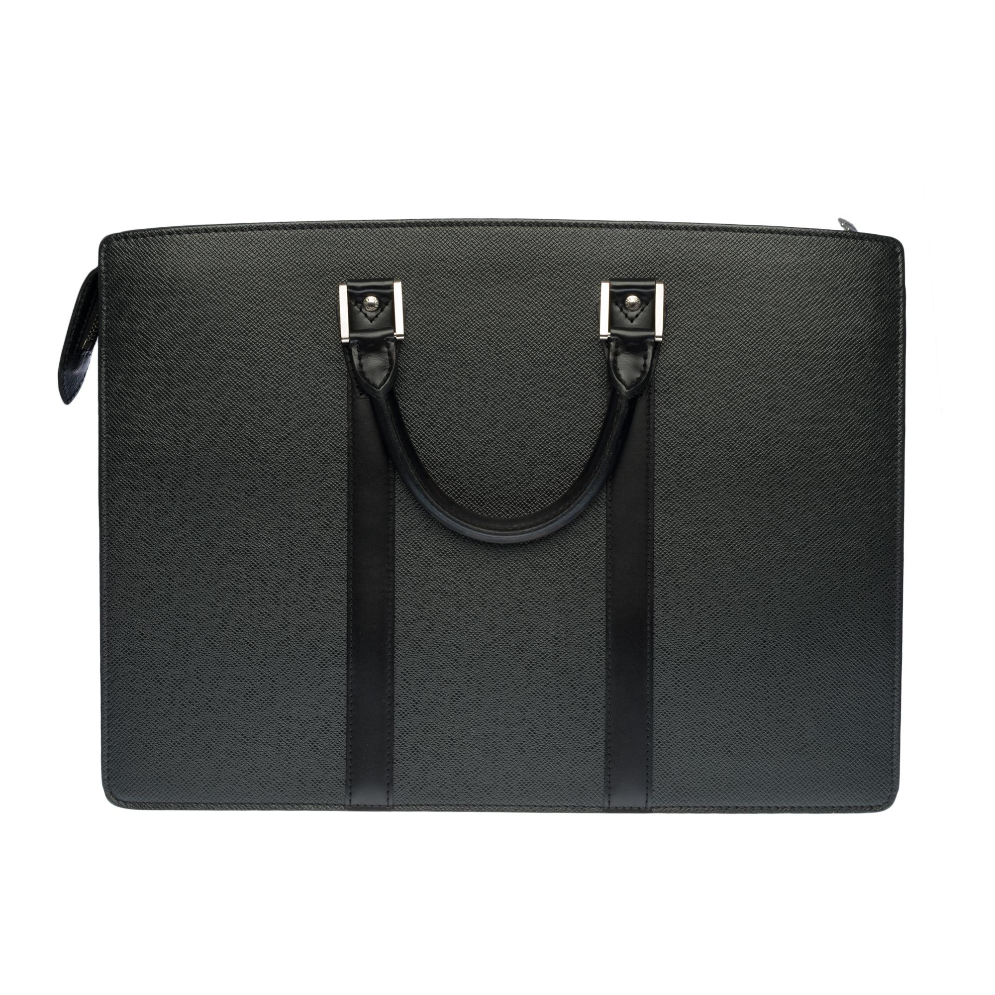 Elegant​ ​Louis​ ​Vuitton​ ​Lozan​ ​briefcase​ ​in​ ​black​ ​taiga​ ​leather,​ ​brushed​ ​silver​ ​metal​ ​trim,​ ​double​ ​black​ ​leather​ ​handle​ ​for​ ​a​ ​hand​ ​carry

Black​ ​leather​ ​lining,​ ​3​ ​compartments​ ​including​ ​a​ ​zip,​