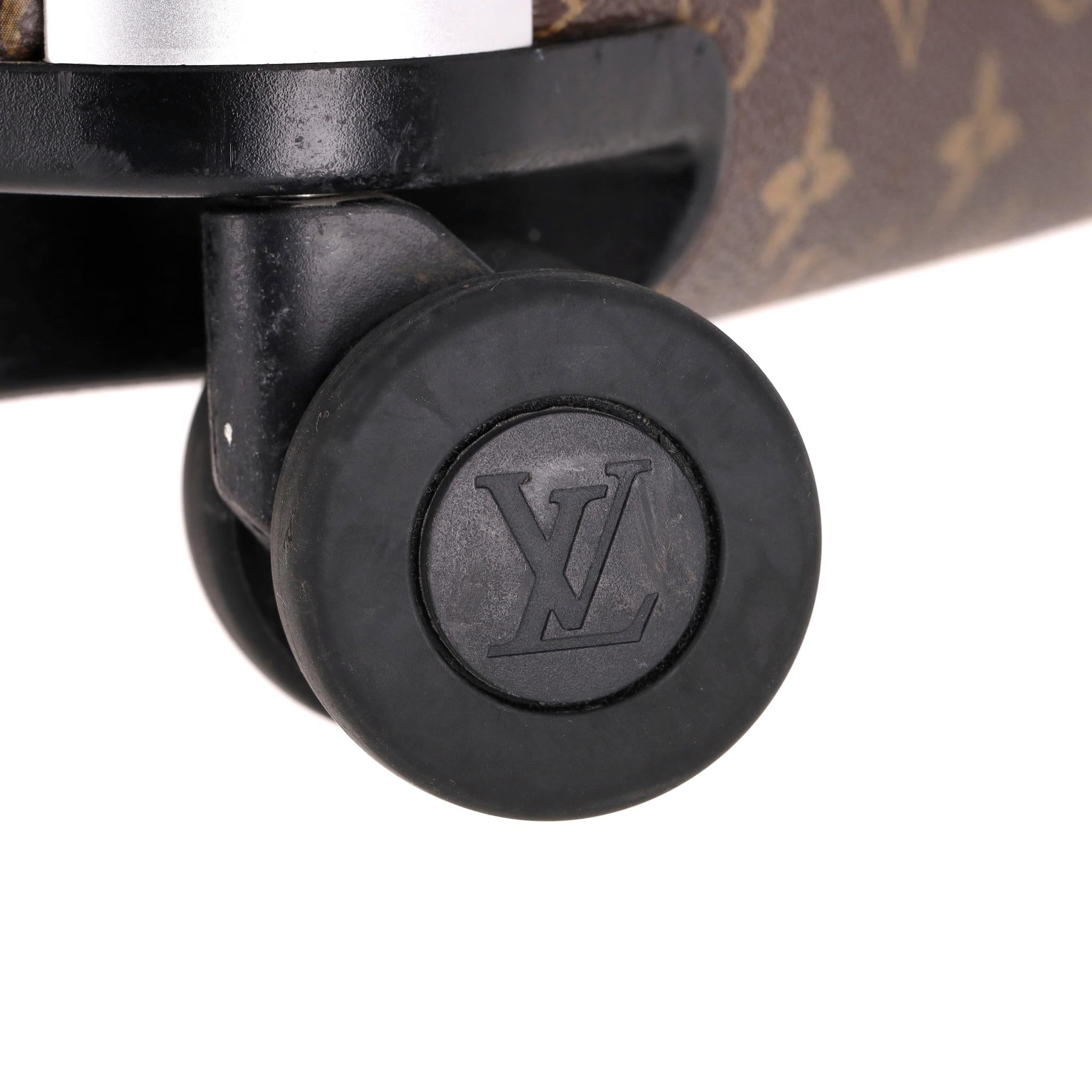 Valigia Louis Vuitton Ltd Edition Horizon 55 Monogram Logo Story in vendita 8