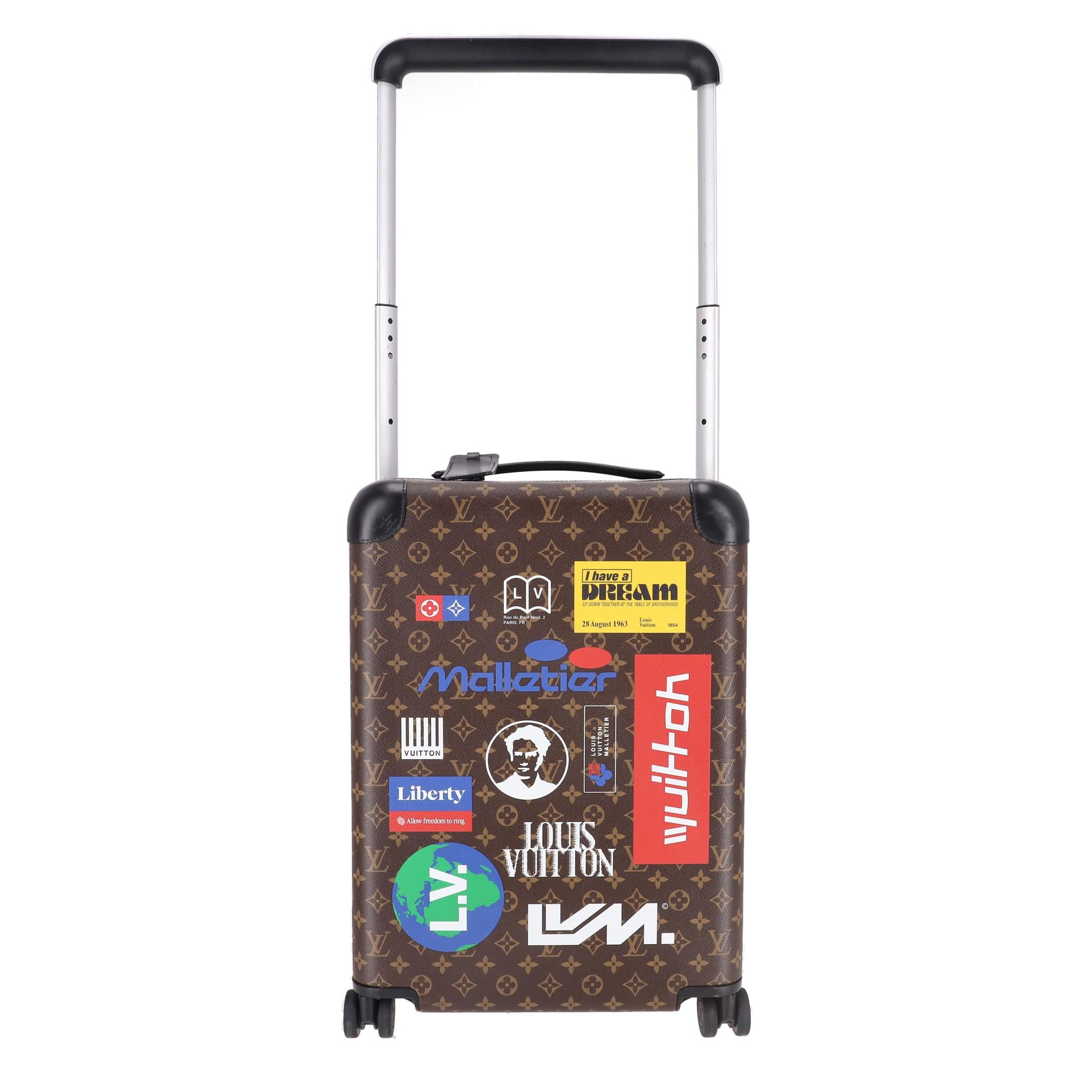 We Adore- Edizione limitata della valigia Louis Vuitton Horizon 55 Monogram Logo Story

Valigia rigida Cabin Crafts realizzata in tela rivestita con monogram Louis Vuitton, con loghi vintage stampati, wordmark e grafiche tratte dagli archivi del