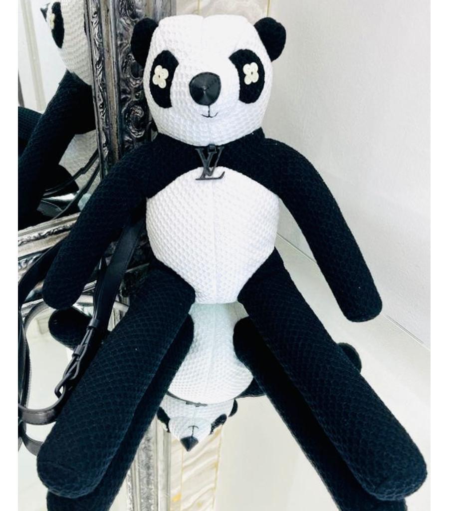 Louis Vuitton Ltd Edition Zoom & Friends Panda Bär Crossbody Tasche

Schwarz und weiß und von Virgil Abloh. Eine Tasche in Form eines Cartoon-Pandas

Bear, einer der LV-Freunde aus dem Film. Es ist aus gestrickter Baumwolle mit einem

Kettenriemen
