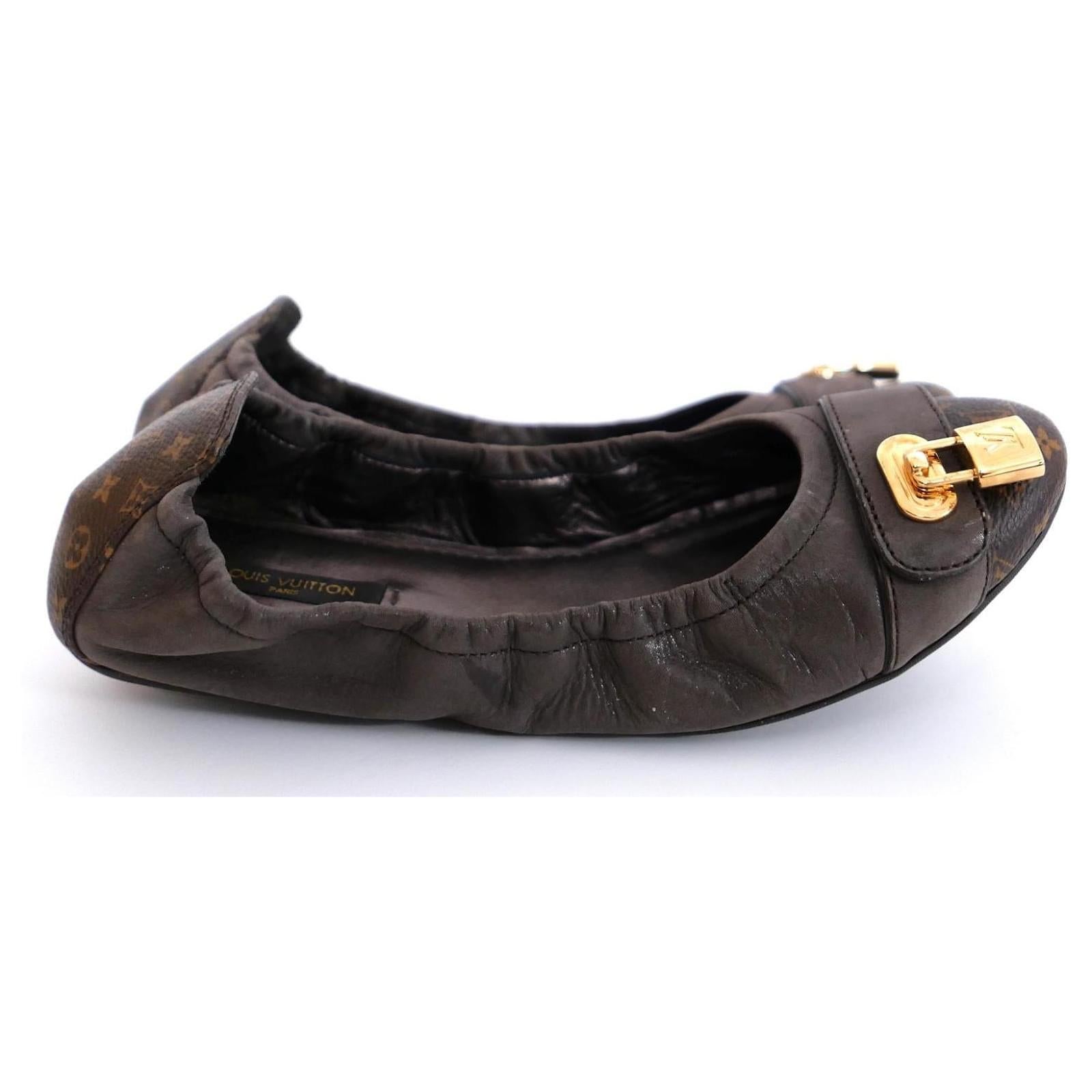 Mignon et chic, les ballerines Lucky de Louis Vuitton. Porté une fois avec le sac à poussière. Confectionné en cuir nubuck métallisé marron et toile monogramme. Elles sont dotées d'un charmant cadenas en pierre dorée sur le devant, de côtés