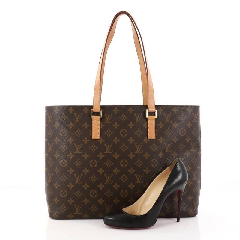 This authentic Louis Vuitton Luco Handbag Monogram Canvas is a classic tote that displays fashion and functionality all rolled into one. Crafted with the brand's iconic brown monogram coated canvas, this tote features dual flat leather handles, a