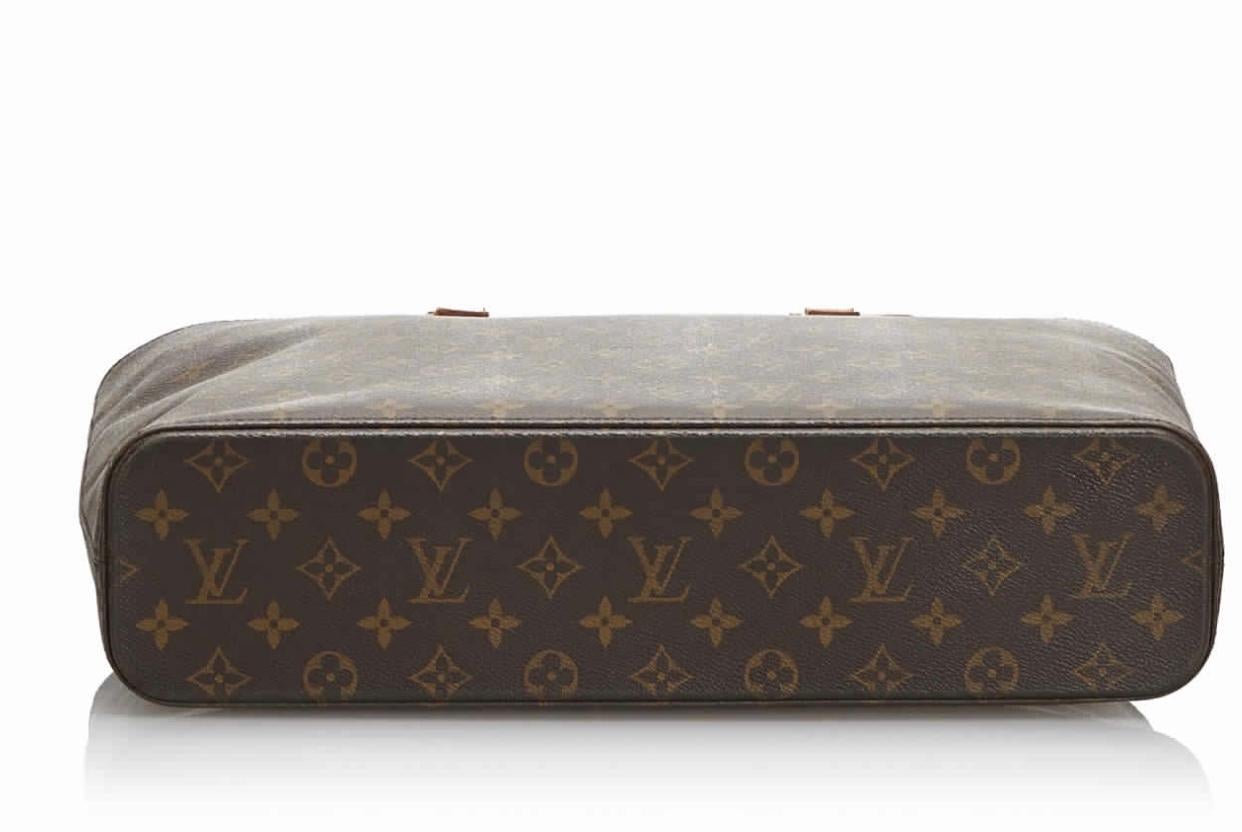 This chic tote is crafted of LOUIS VUITTON monogram canvas and has been lightly used .The bag is in good condition. A now-discontinued style, the bag features tall, vachetta leather strap top handles with gold-toned brass links. The top zipper opens