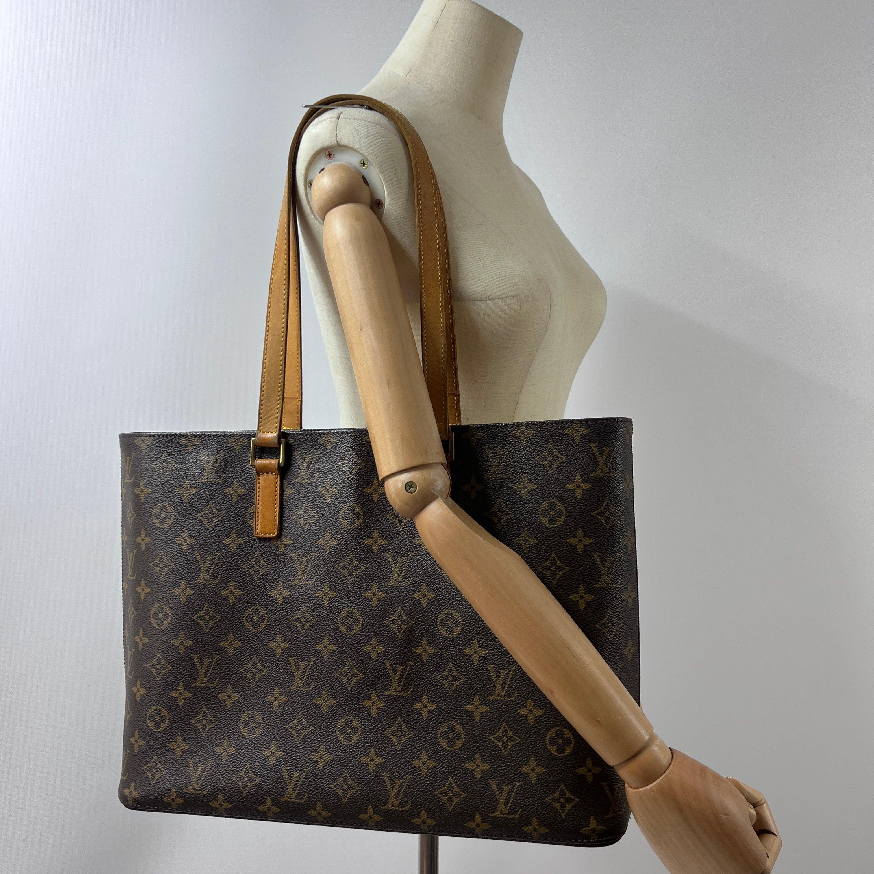 Luco tote in monogram canvas with leather handles and gold-tone hardware. Open top; structured silhouette. Date code LM0074 (2004), Spain. Condition: excellent. Dimensions: 40 × 30 × 10 cm.
