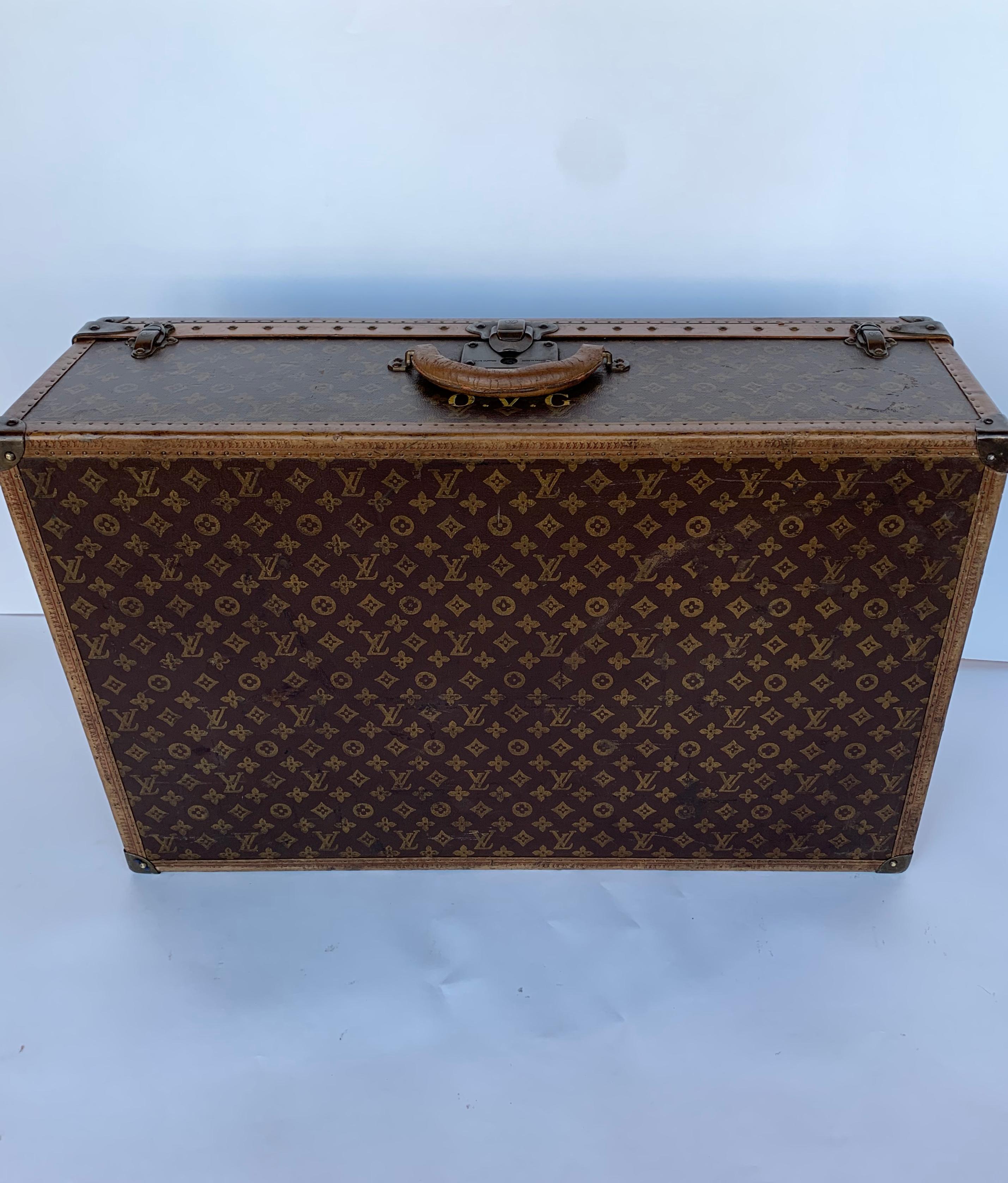 Louis Vuitton hard luggage. 834492.