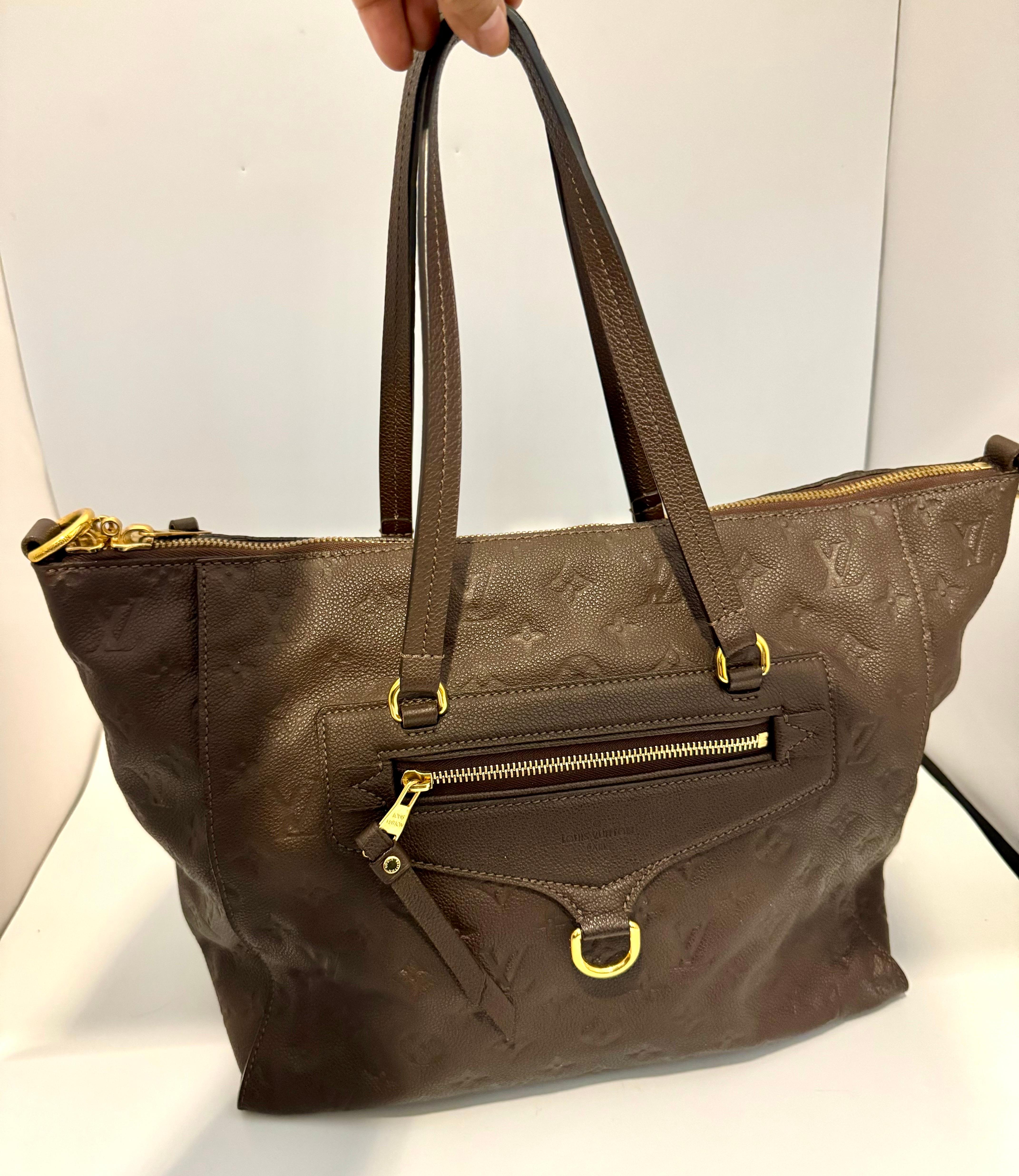 Louis Vuitton Lumineuse Handbag Sac à main en cuir Empreinte Monogram, Excellent 
 Couleur : violet
DESCRIPTION
Fourre-tout Louis Vuitton
De la Collectional 2012
Cuir Empreinte violet
Quincaillerie en or
Poignées plates
Garniture en cuir
une poche