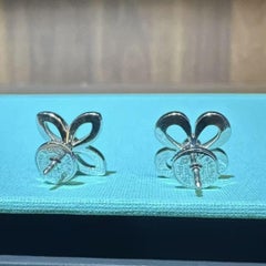 Louis Vuitton (LV) 18K Weißgold Vollbesetzter Diamant Asymmetrischer Logo-Ohrstecker