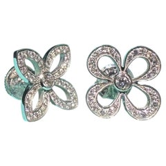 Louis Vuitton (LV) 18K Weißgold Vollbesetzter Diamant Asymmetrischer Logo-Ohrstecker