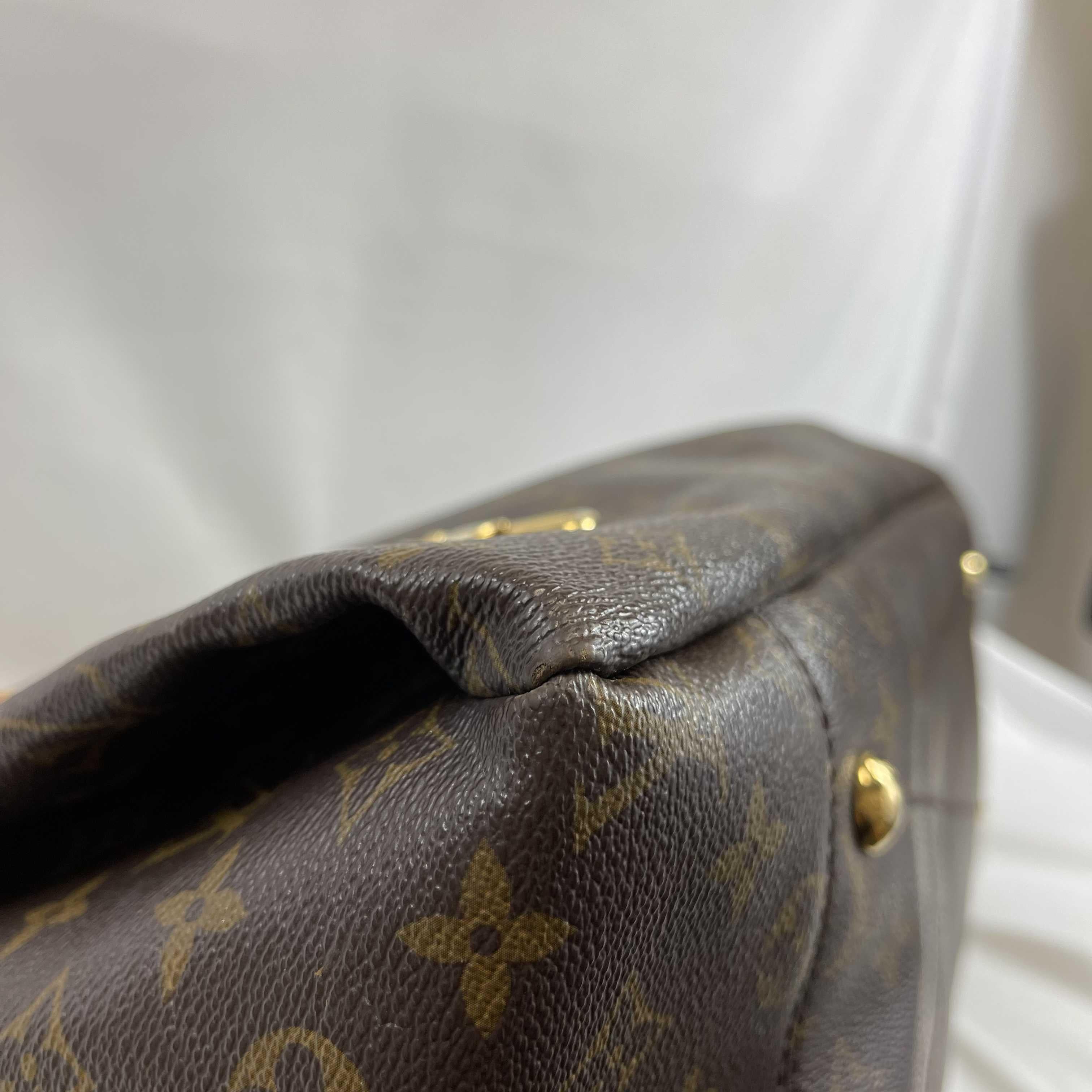 	Louis Vuitton - LV - Artsy GM in Monogram Canvas - Brown - Shoulder Bag For Sale 12