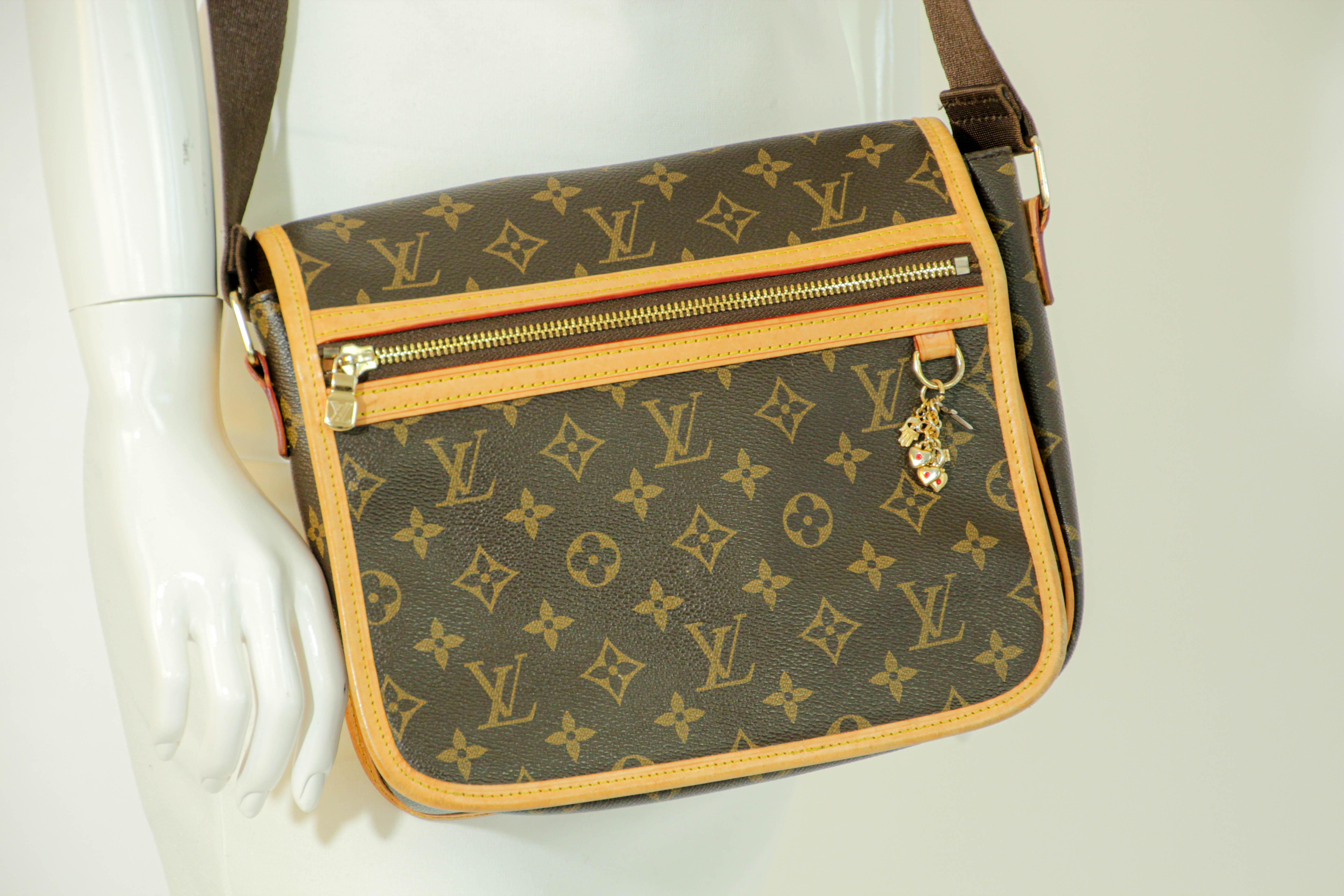 LOUIS VUITTON LV Shoulder Bag.
Louis Vuitton
Bosphore Messenger Bag Monogram Canvas PM.
SIZE AND FIT
10.5