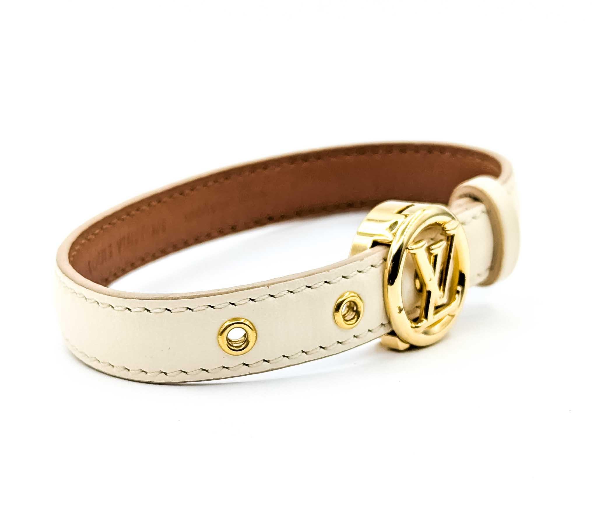 Enhance your style with this pre-owned Louis Vuitton bracelet, a timeless piece that embodies elegance and sophistication. This exquisite bracelet showcases the iconic design elements that Louis Vuitton is renowned for, making it a must-have