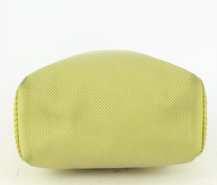 Louis Vuitton - Sac à bandoulière « Geant Danube » en damier vert citron, coupe inclinée, état neuf dans sa boîte Pour femmes en vente