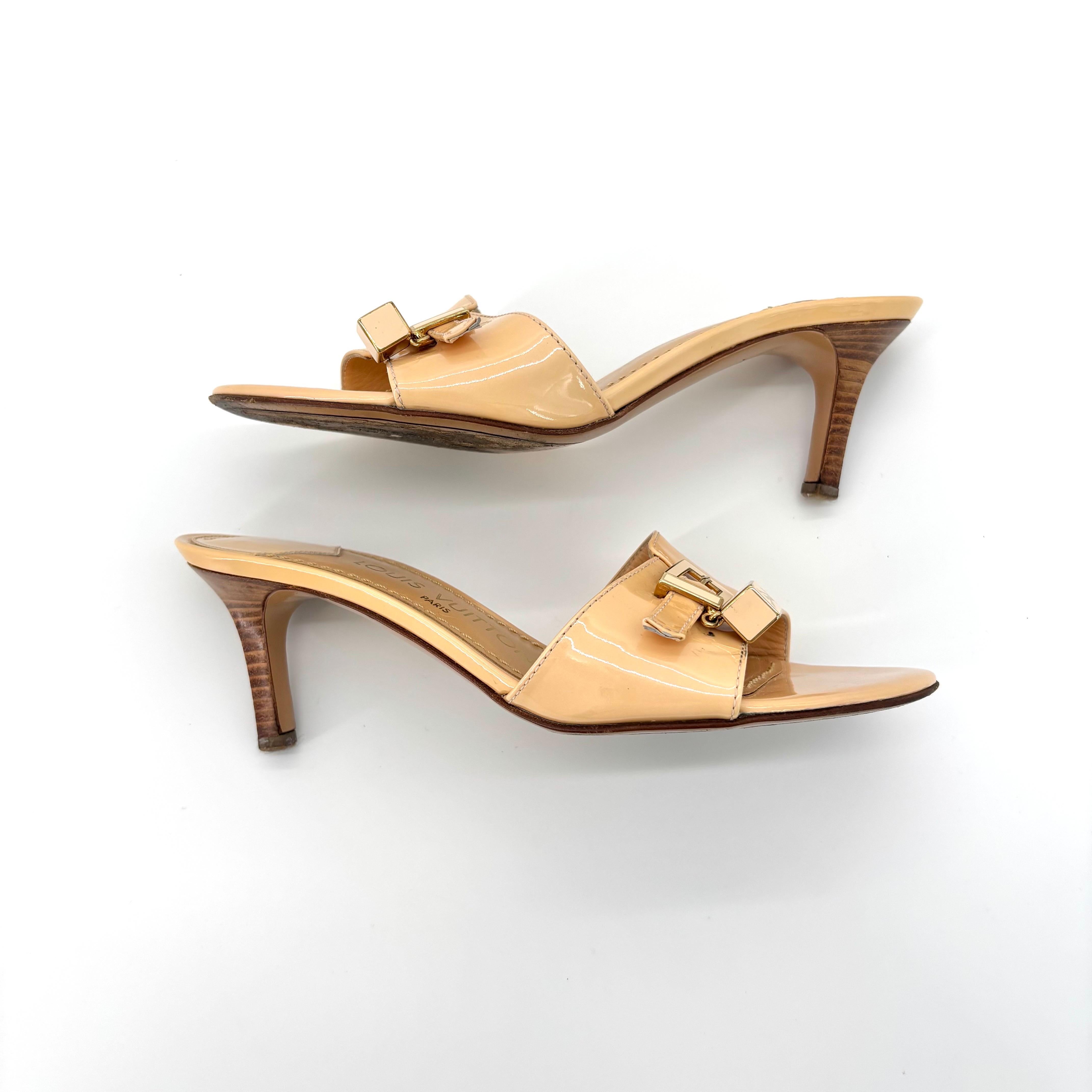 Louis Vuitton LV Dice Beige Charm Vernis Buckle Detail Slip On Mules Sandals 36 Bon état - En vente à Mechanicsville, VA