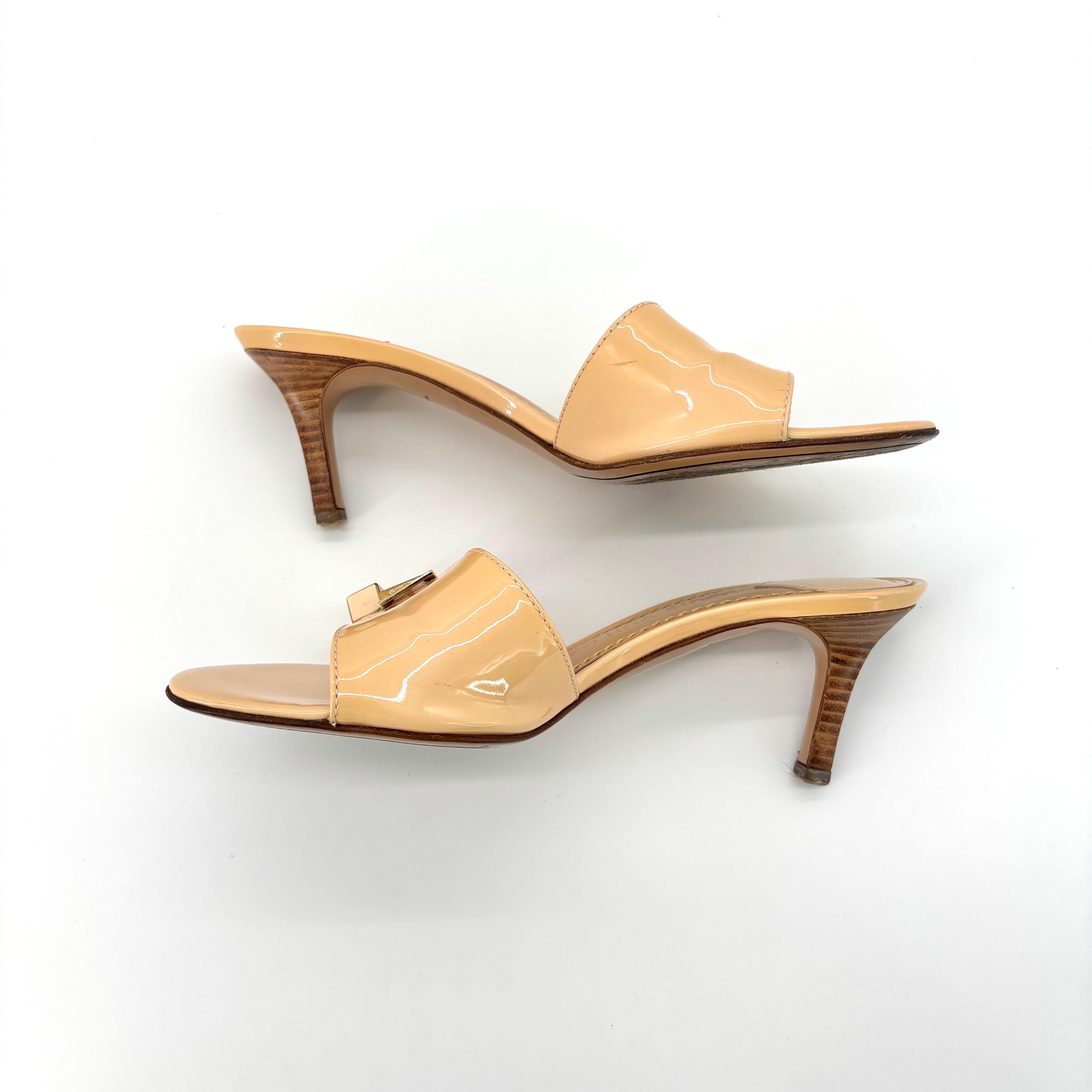 Louis Vuitton LV Dice Beige Charm Vernis Buckle Detail Slip On Mules Sandals 36 Pour femmes en vente