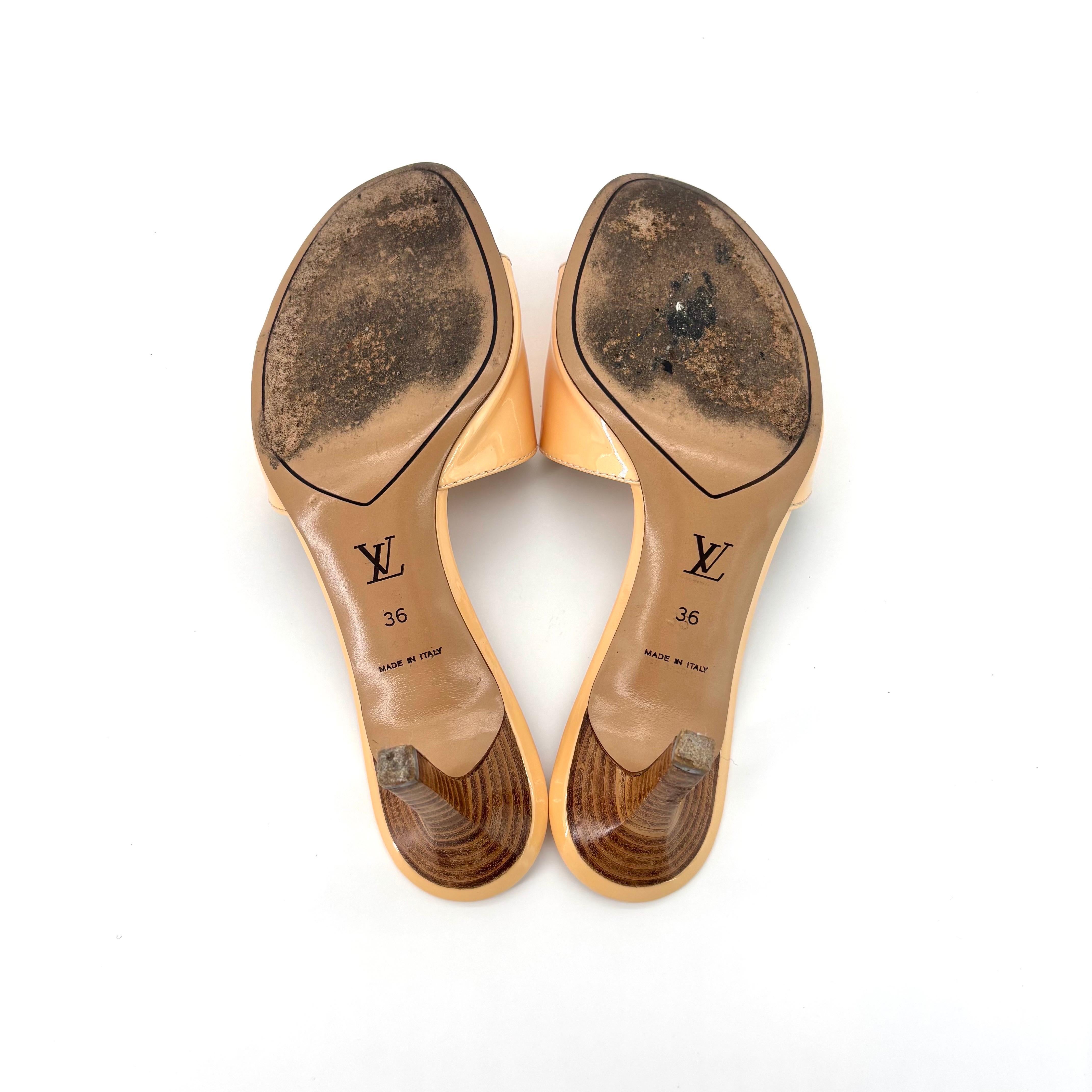 Louis Vuitton LV Dice Beige Charm Vernis Buckle Detail Slip On Mules Sandals 36 en vente 2