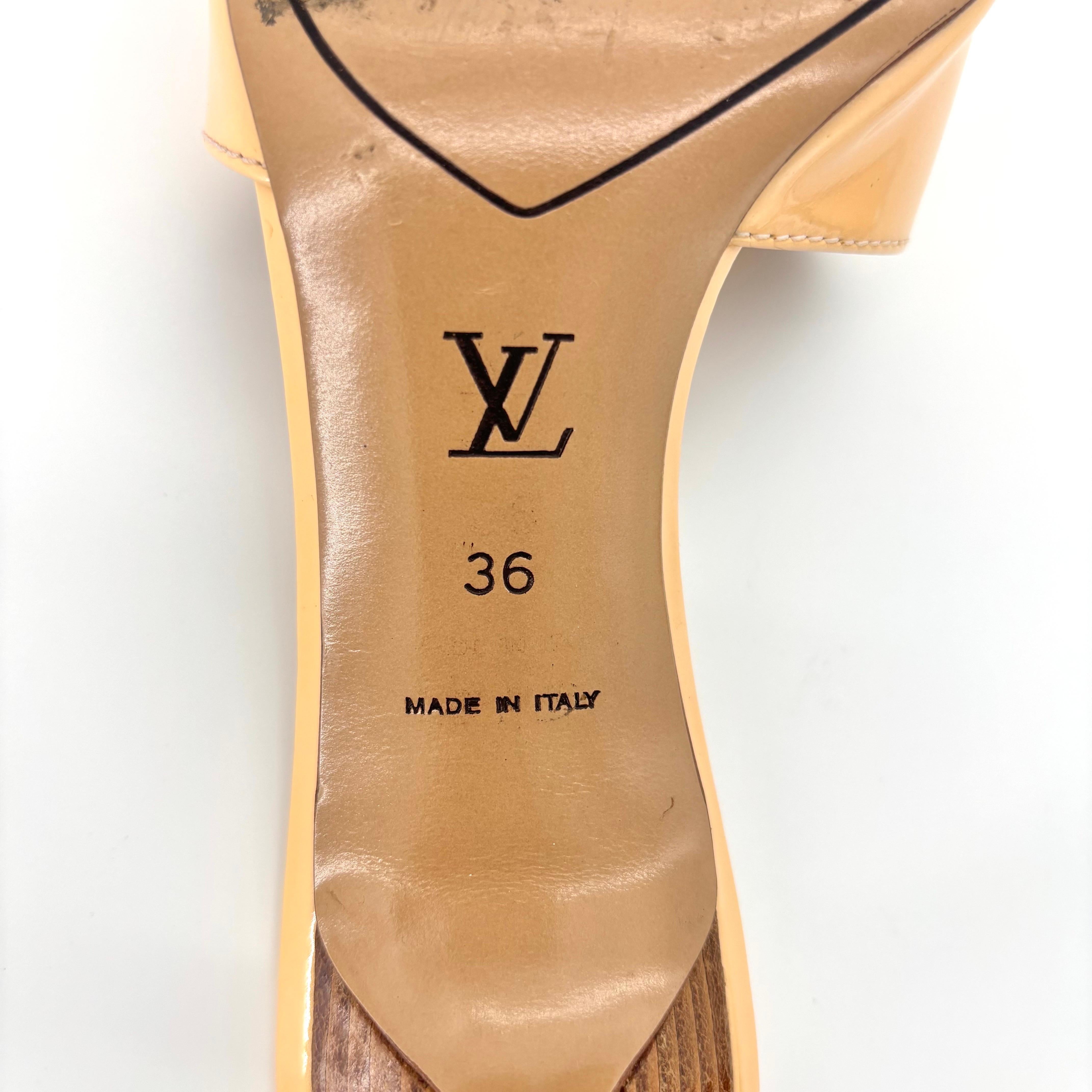 Louis Vuitton LV Dice Beige Charm Vernis Buckle Detail Slip On Mules Sandals 36 en vente 3