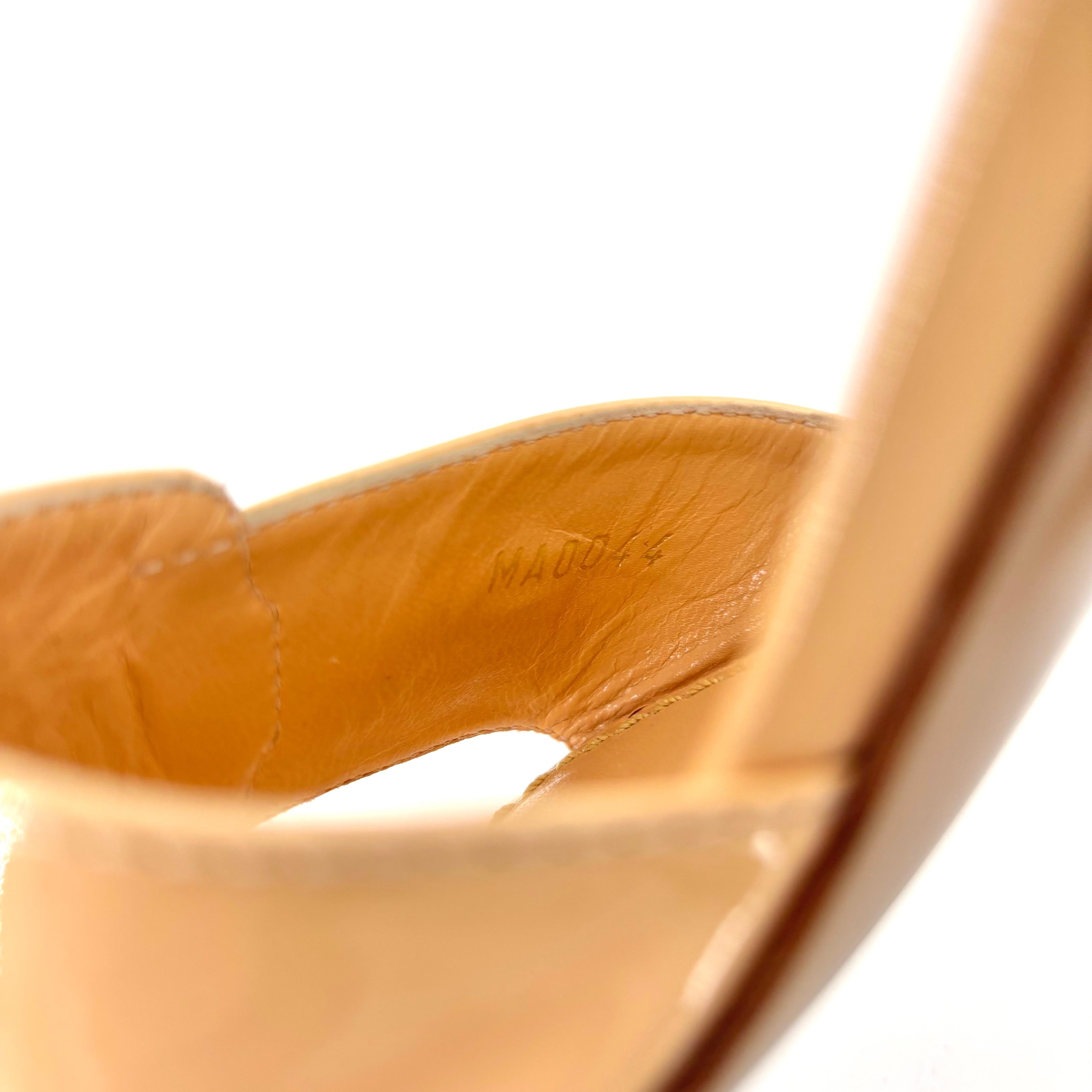 Louis Vuitton LV Dice Beige Charm Vernis Buckle Detail Slip On Mules Sandals 36 en vente 4