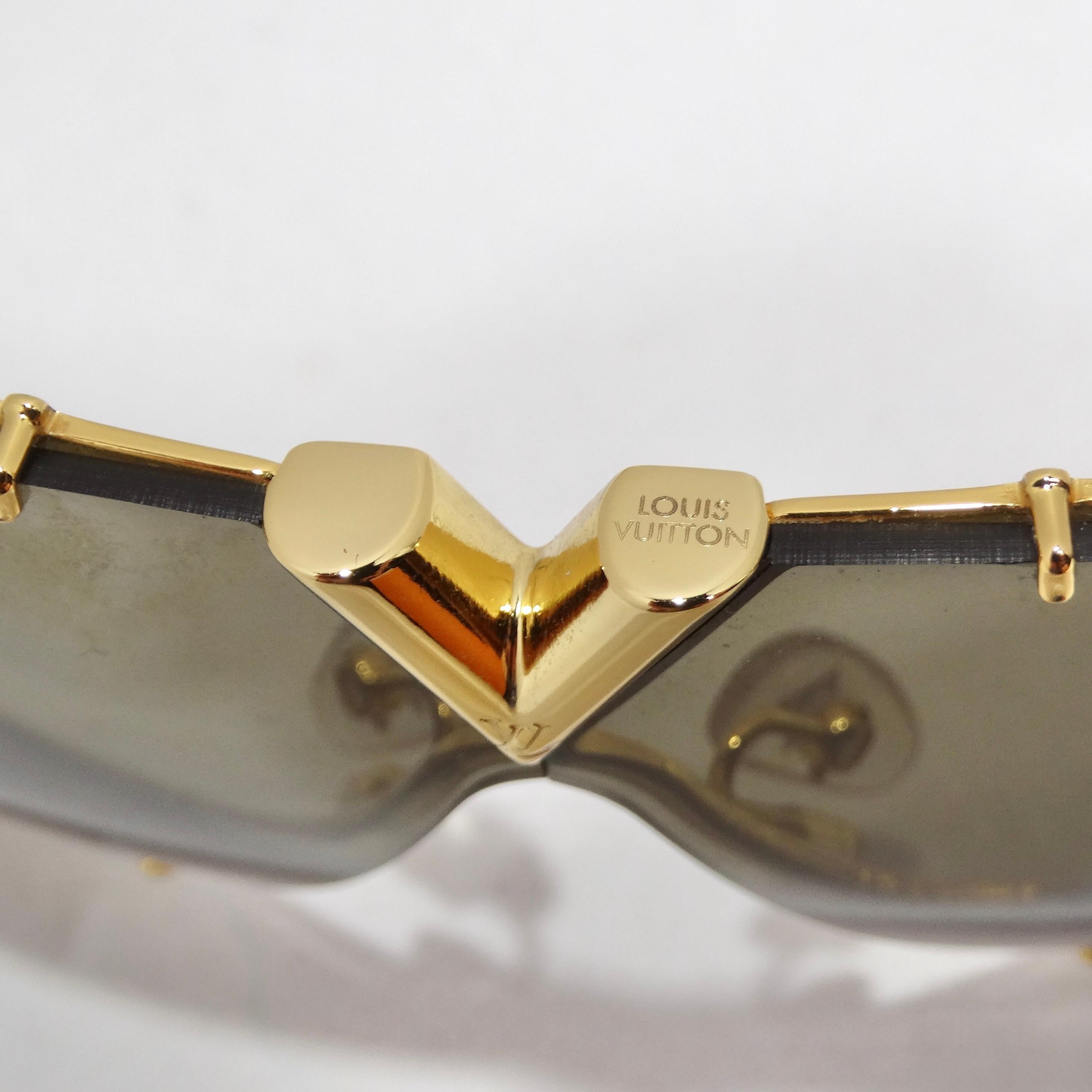 Die Louis Vuitton LV Drive Sonnenbrille in Gold ist der Inbegriff von klassischem Stil und Luxus. Diese Piloten-Sonnenbrille ist mehr als ein Accessoire, sie ist ein Statement, das die Opulenz von Louis Vuitton perfekt verkörpert. Die zeitlose