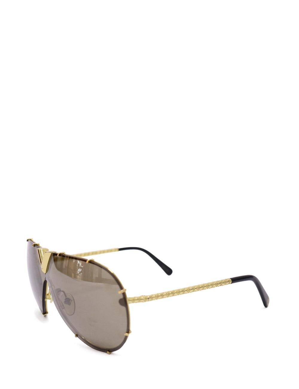 Louis Vuitton LV Drive Sunglasses with gold arms detailed and a mini monogram engravings.

Additional information:
Hardware: Acetate
Lens: Brown
Measurements: 14 W x 13.3 L x 5.7 H cm
Overall condition: Excellent
Extras: Includes original box
