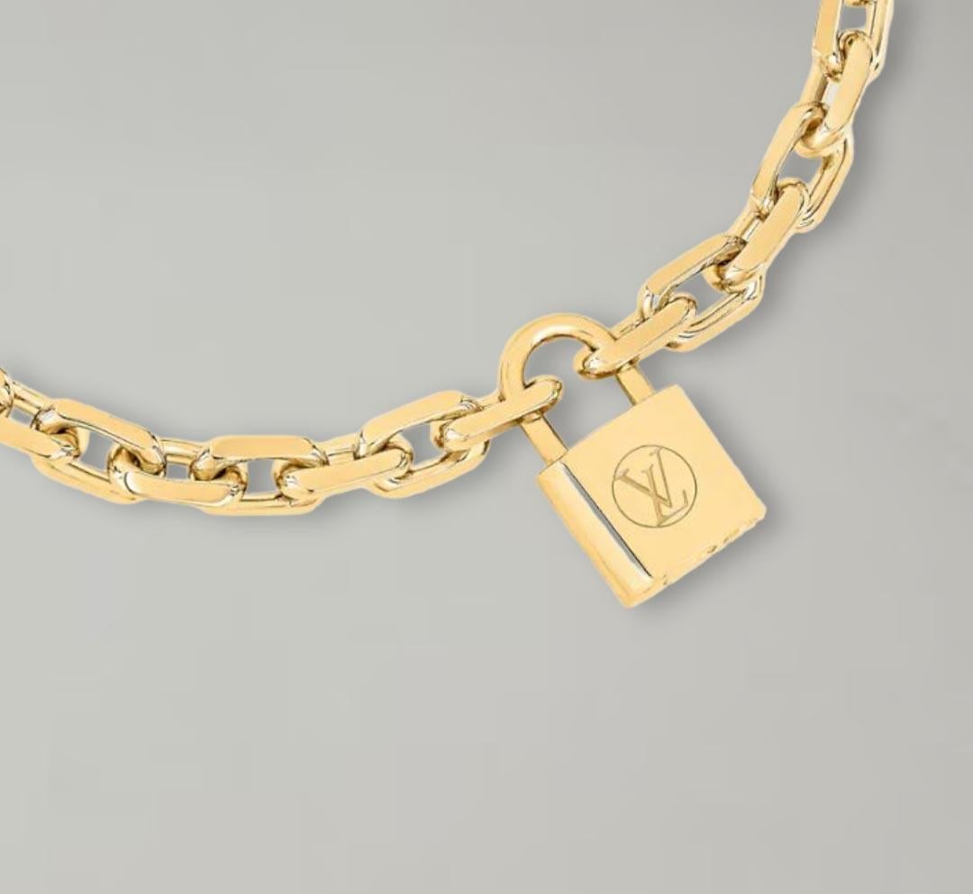 This polished LV Edge Cadenas Necklace presents an iconic Louis Vuitton signature while embracing a contemporary feel. This piece features a large padlock pendant meticulously engraved with the LV Initials, suspended from a thick link chain. The