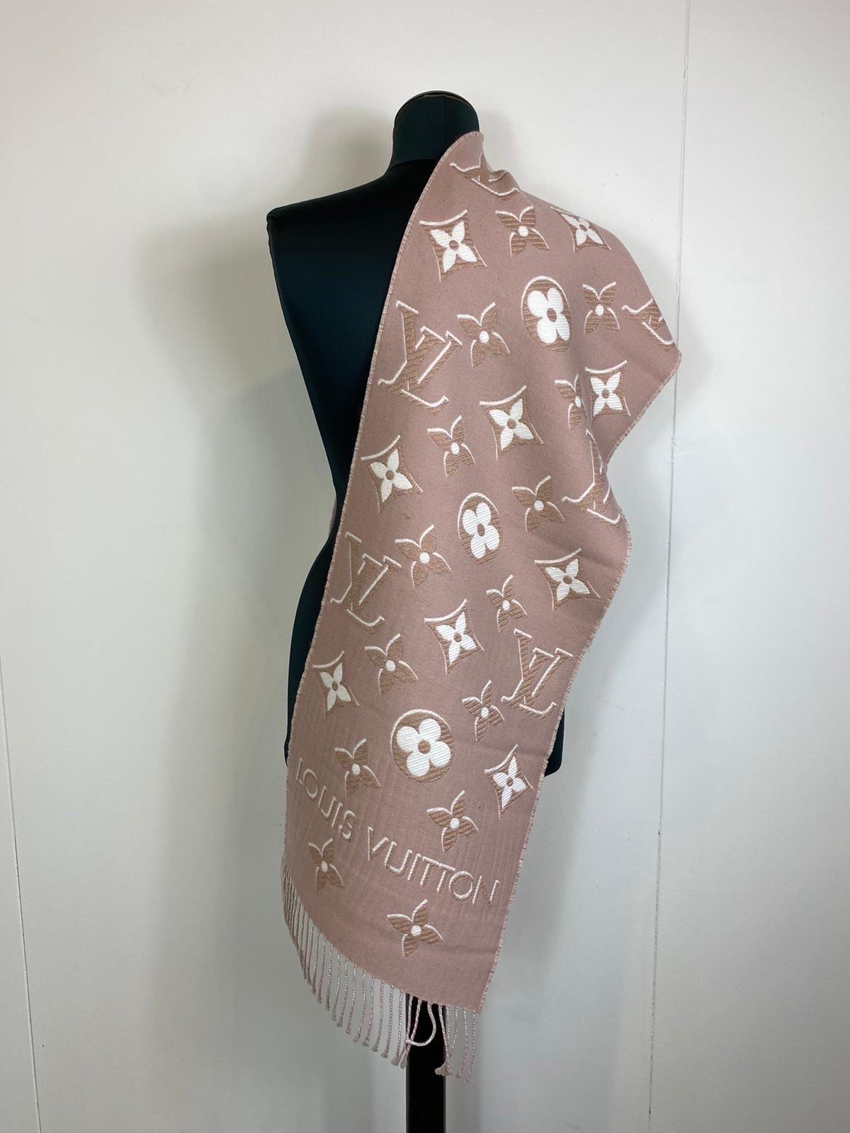 Louis Vuitton LV Essential Shine Wool Scarf with lurex inserts. Sophisticated and alternative, it is adorned with the Monogram motif emphasized by the luminous effect of lurex. 
Pastel pink with frayed edges.
It measures 34 x 186 cm.
Used only once