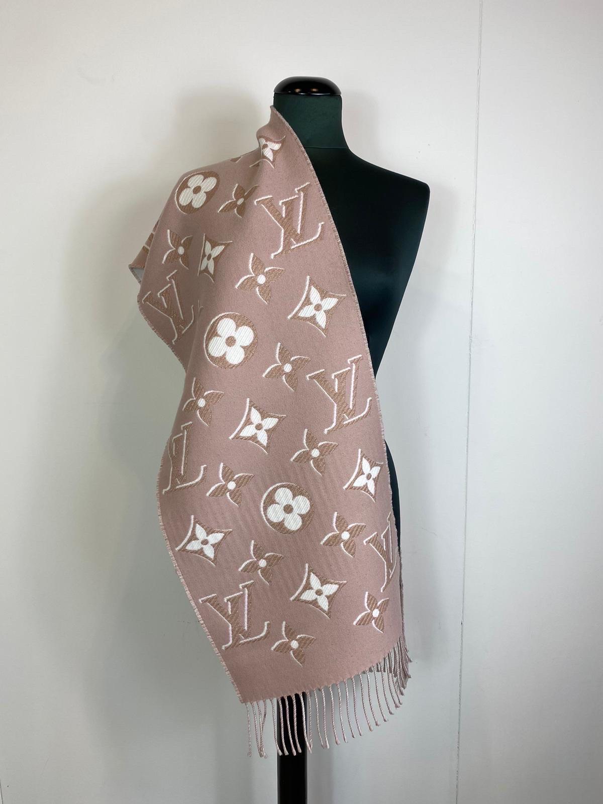 Louis Vuitton LV Essential Shine Wool Scarf with lurex inserts. In New Condition In Carnate, IT