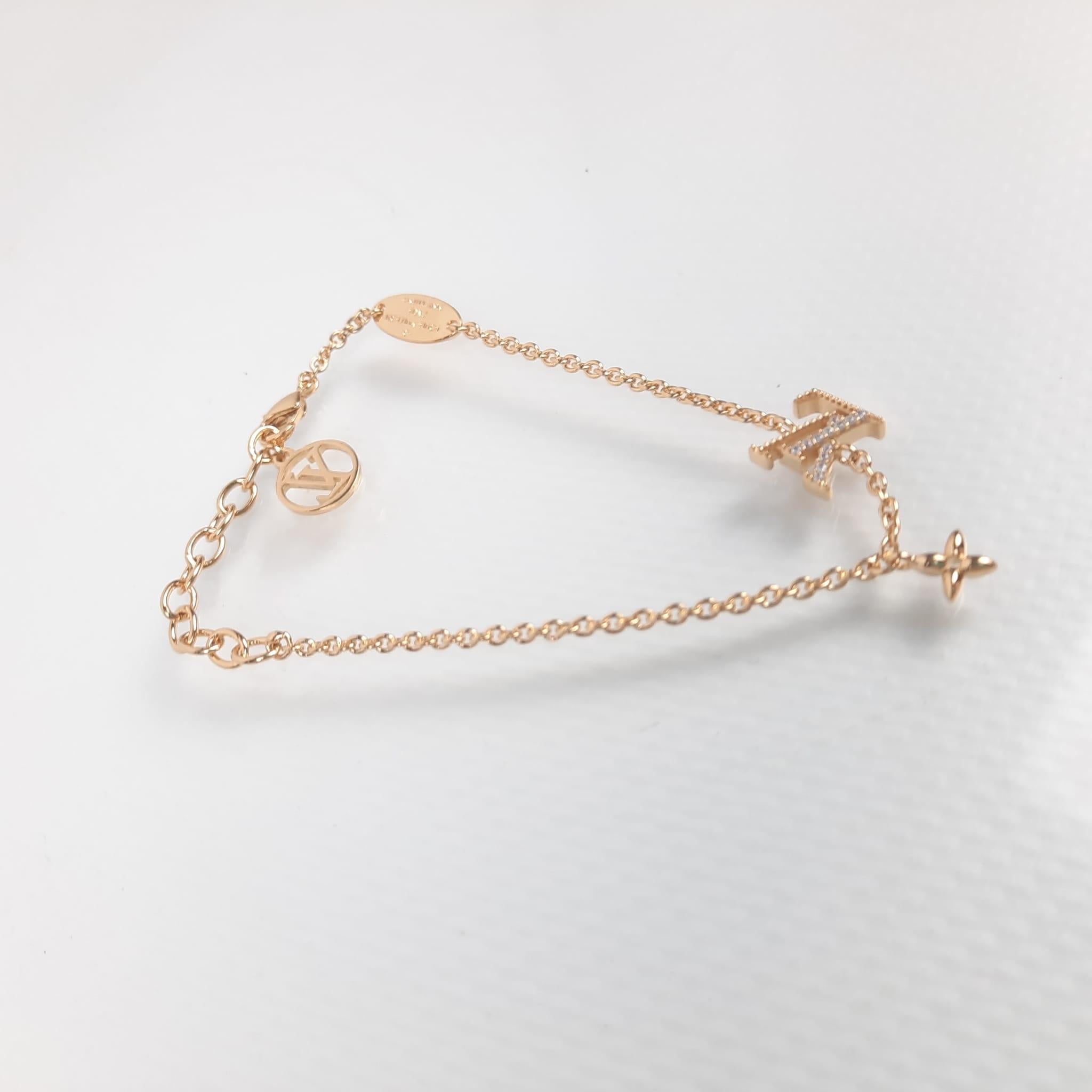 Length: ~15 cm/5.9 inches adjustable, ~19 cm/7.5 inches
Motif size: ~0.9 cm/0.4 inches
Metal with gold-colour finish
Crystal
LV Initials charm
Monogram Flower charm
LV Circle charm
Louis Vuitton signature engraving