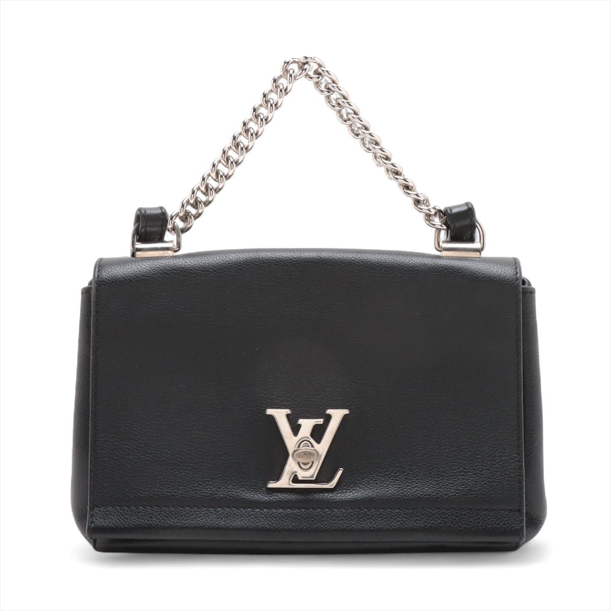 Le sac à bandoulière Louis Vuitton LV Logo Lockme II BB en noir est un accessoire raffiné et compact qui respire l'élégance discrète. Confectionné en cuir de veau grainé souple, il présente une silhouette élégante ornée de l'emblématique fermeture à