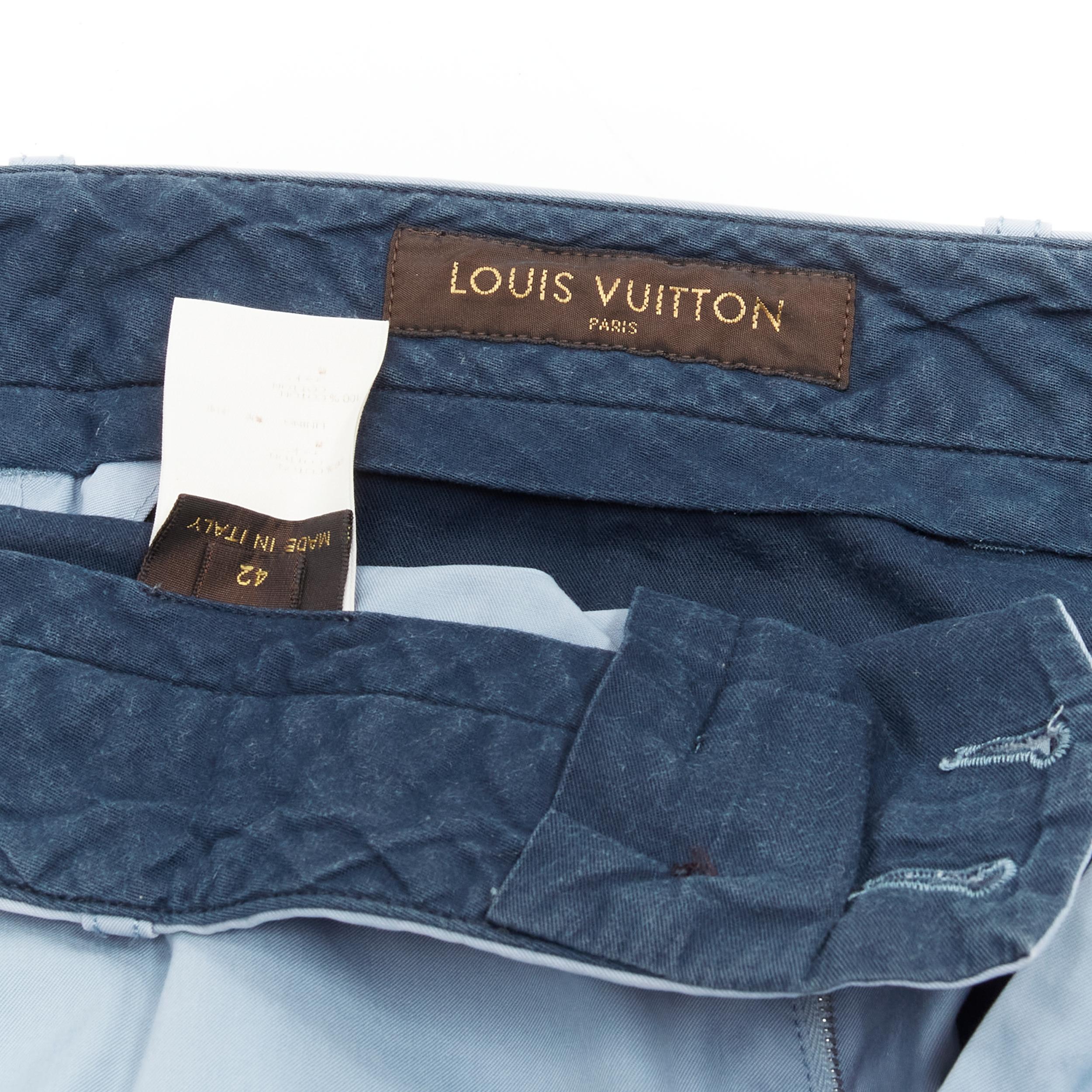 LOUIS VUITTON LV Hellblaue, ausgestellte Hose mit Logoplatte und ausgestellter Tasche EU42 M im Angebot 4