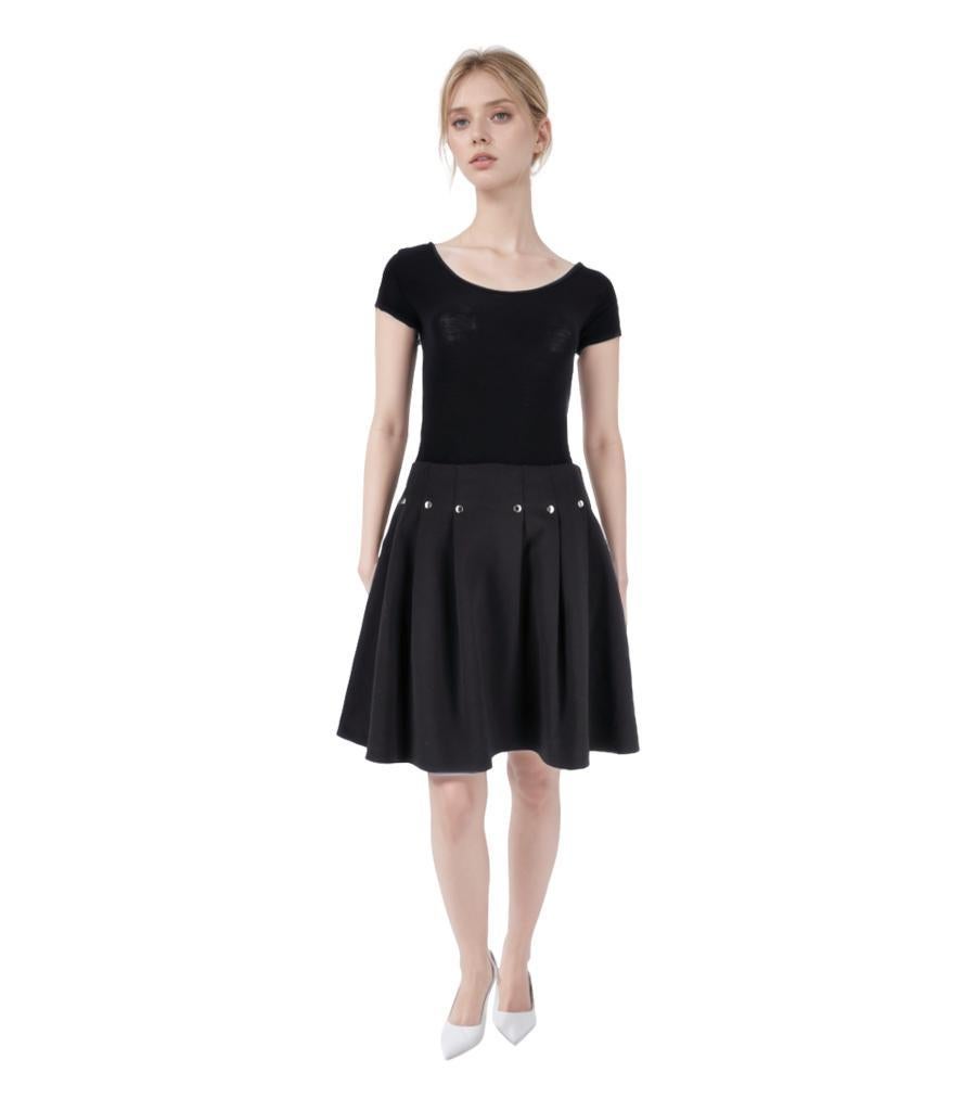 Louis Vuitton 'LV' Logo Rivet Mini Skirt

Black mini skirt  with silver 'LV' logo rivets to the waist and 'LV' logo zipper closer.

Size - 34FR

Condition - Very Good

Composition - 62% Wool, 38% Silk, 100% Silk Lining