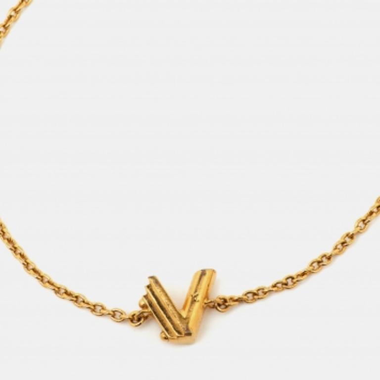 Questo bellissimo bracciale Louis Vuitton si farà notare quando sarà al tuo polso. Realizzato con cura, è dotato di un charm a forma di lettera V.