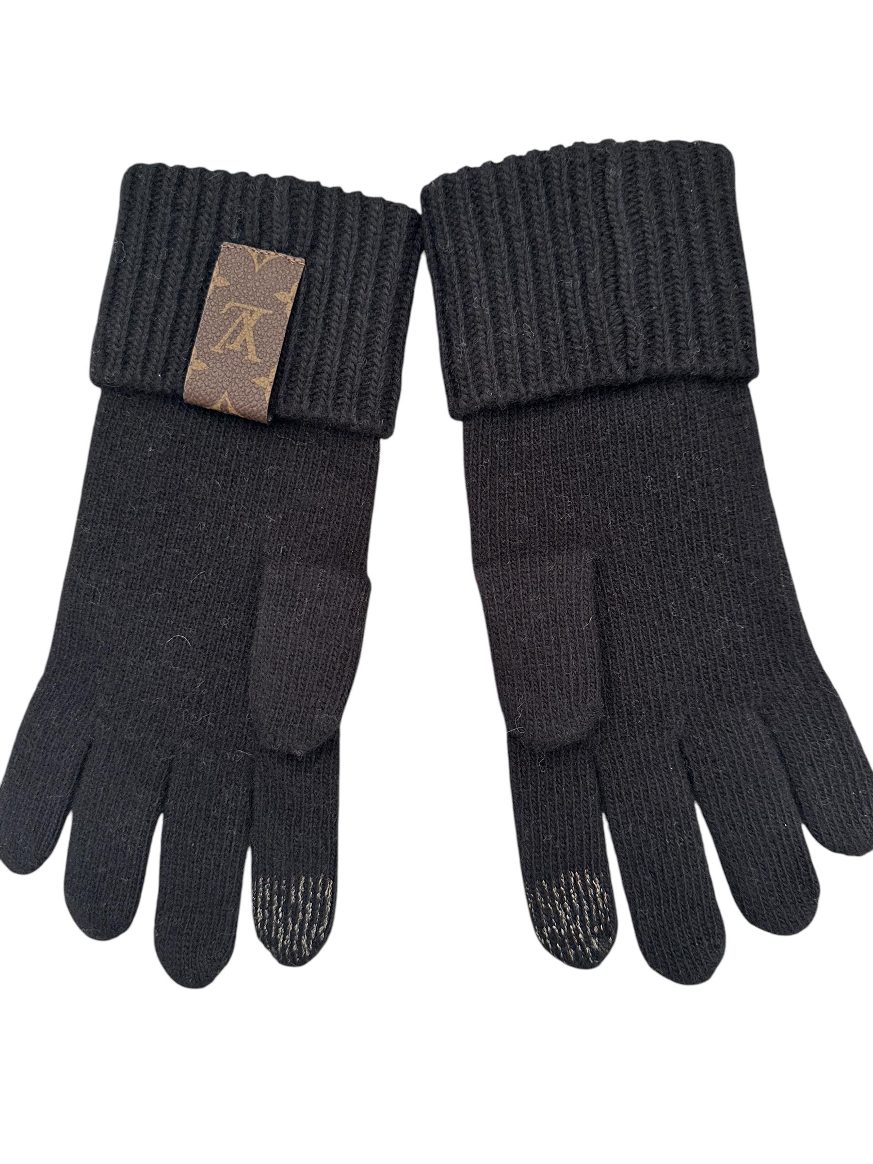 As seen on Taylor Swift at the Super Bowl
Taylor wore now everyone wants
Currently sold out at LV in Black
The LV Medallion gloves combine the comforting warmth of plush wool with a bold signature look. Outsized versions of the iconic LV Initials