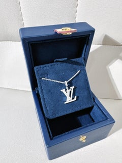Louis Vuitton LV Medium Pendant Necklace 18K White Gold & Pavé Diamond Q93670