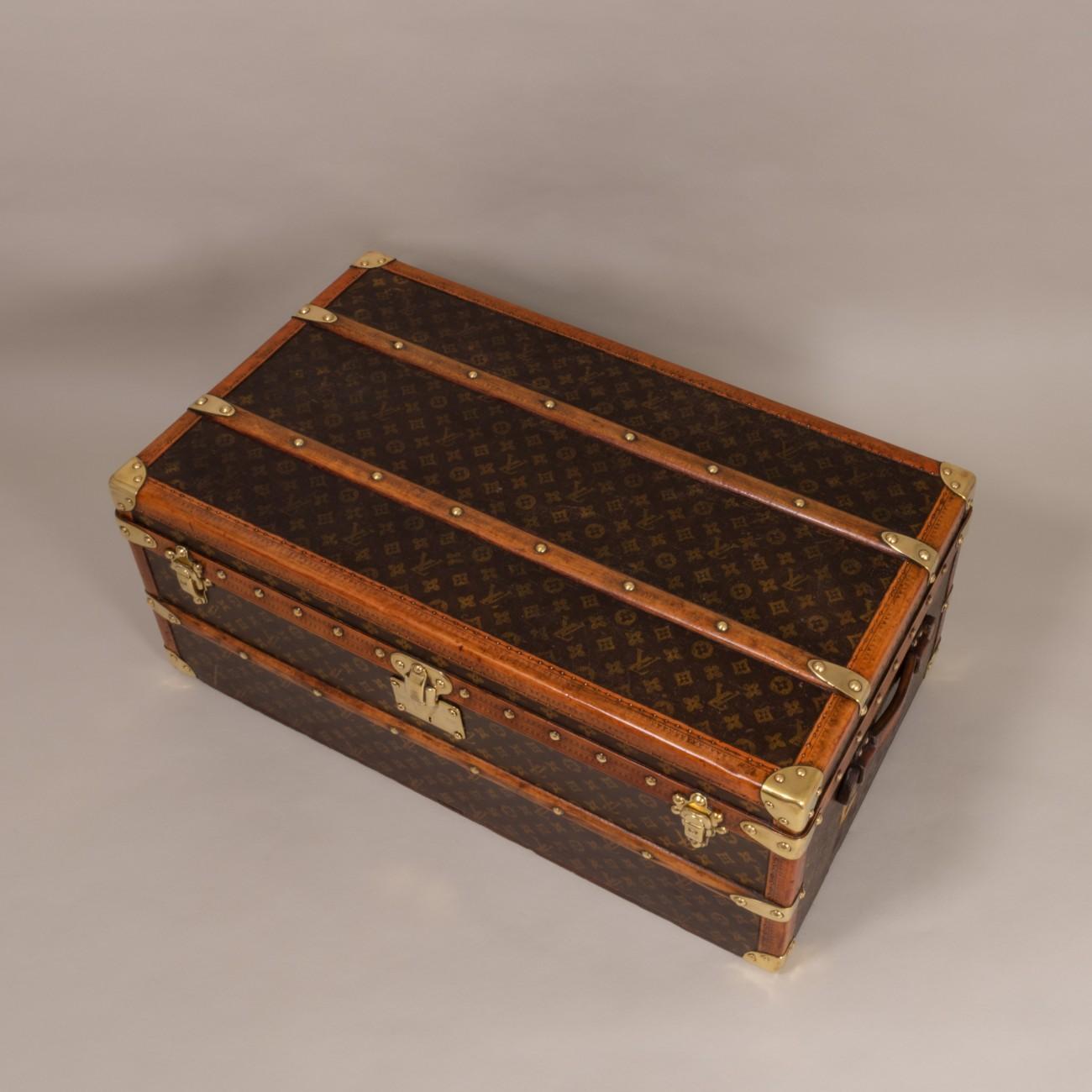 A splendid aero trunk with polished brass fittings, lozine trim and original interior with tray, circa 1915. The leather handles on this trunk are replacements, made as copies of the originals.

Dimensions: 80.5cm/31¾ inches (length) x 46.5cm/18¼