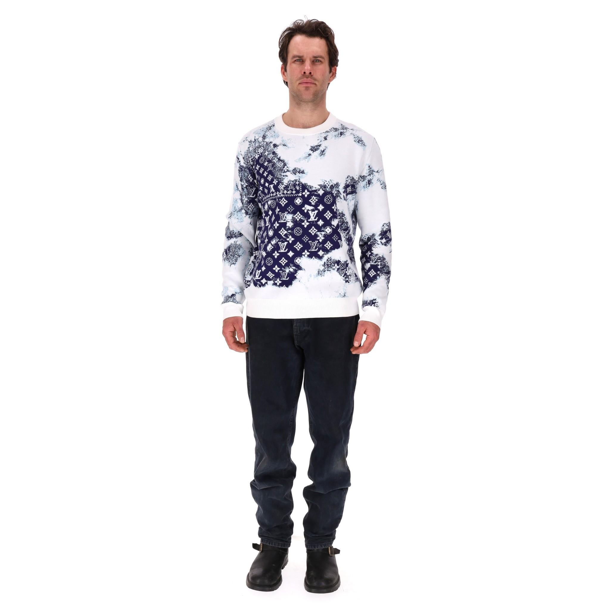 Louis Vuitton LV Monogram Bandana Cotton Jumper

White sweater crafted from cotton with blue LV monogram bandana print.

Crew neckline, ribbed cuffs and hem. Rrp Approx. £2,300

Size – L

Condition – Very Good (Minor mark on the sleeve)

Composition