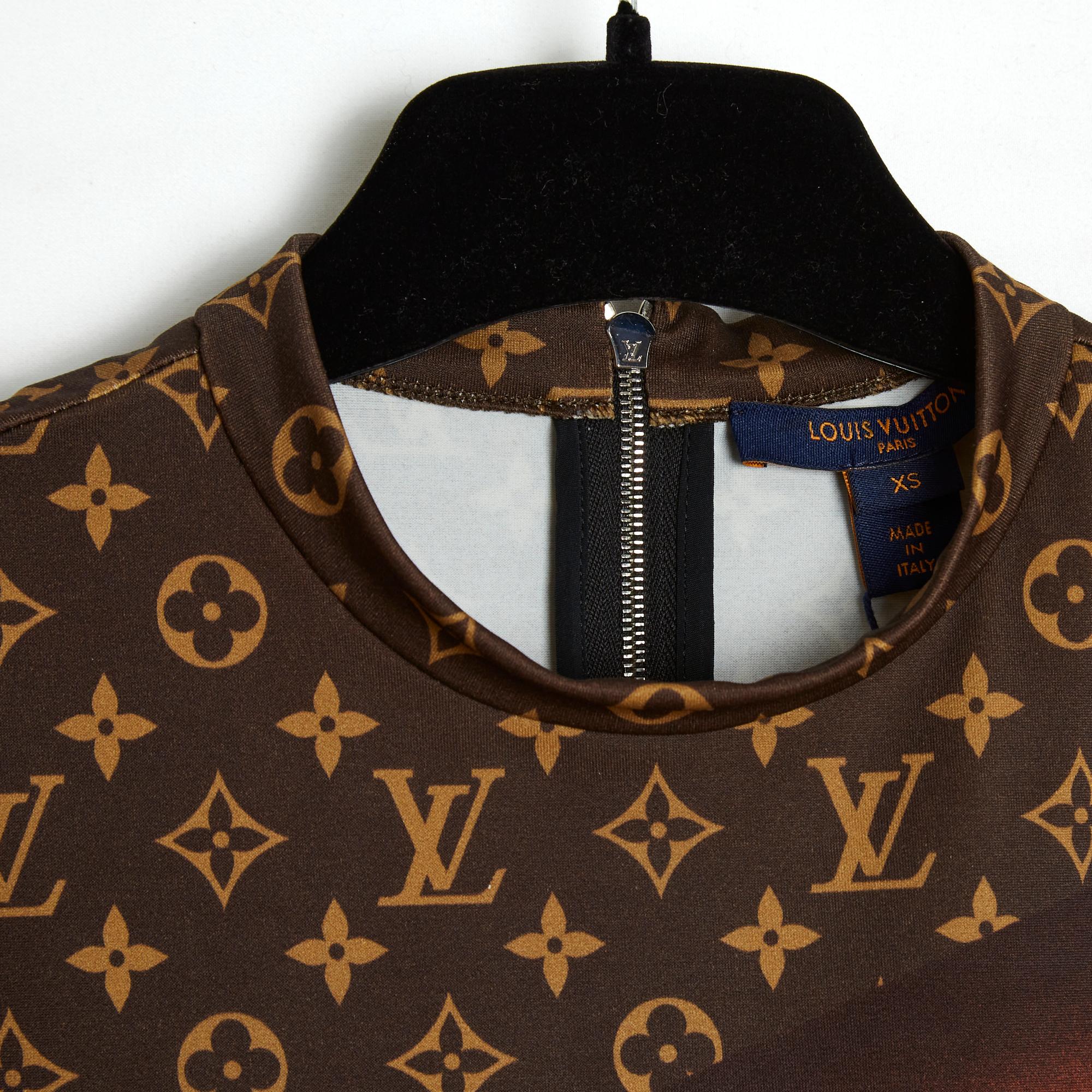Louis Vuitton dress in polyamide and elastane, close to the dress, round neck closed by a jeweled zip on the back, long sleeves, multicolored JetSkate print on a monogram background. Size XS is 34 (but it may be suitable for a small 36FR) -