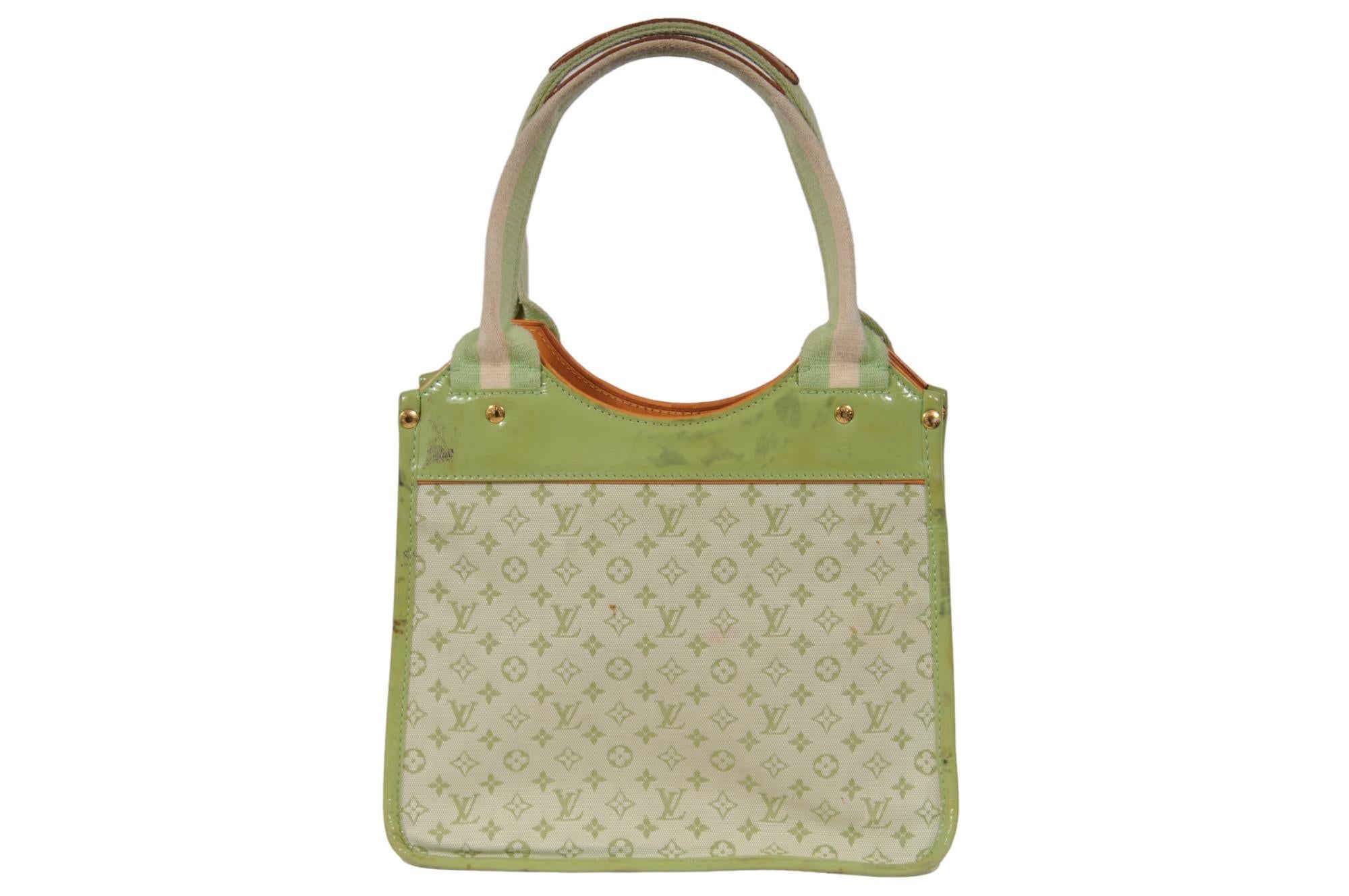 - Monogramme vert à l'extérieur



-  Poche zippée à l'intérieur et à l'extérieur



- Quincaillerie dorée



Condit : 

Le sac est dans un état général correct, sans imperfections majeures. Le sac présente des imperfections sur toute sa surface,