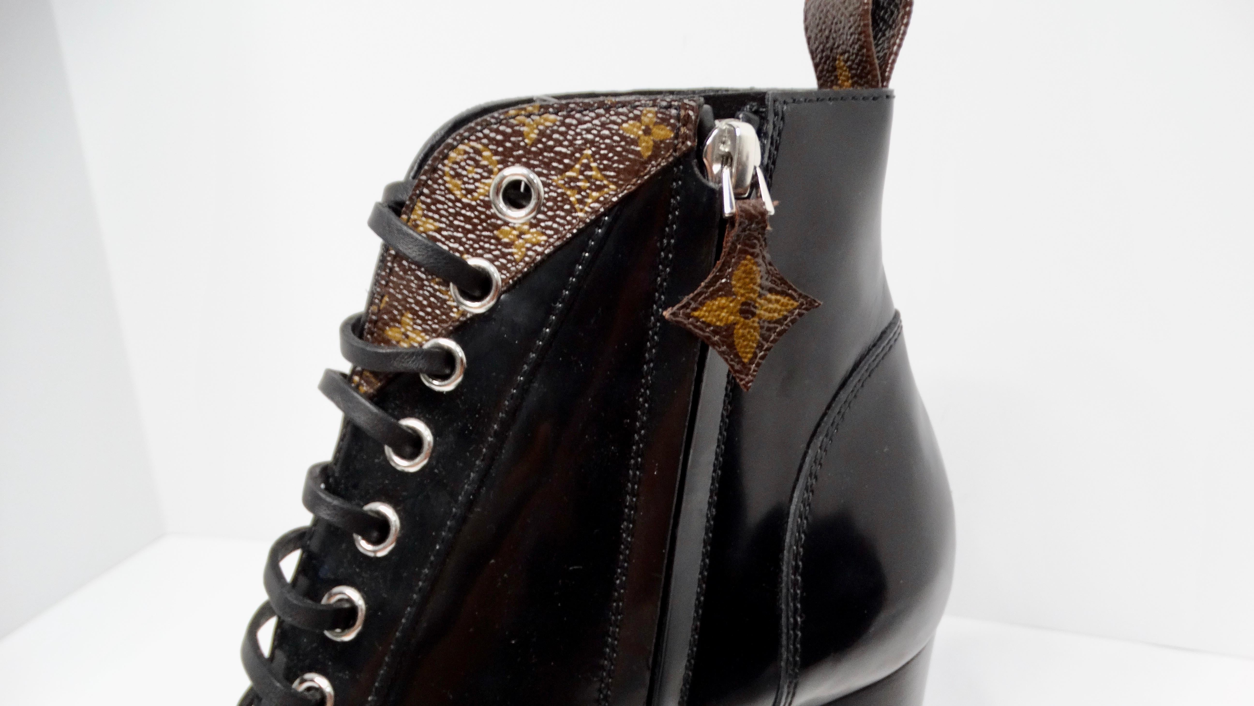 Louis Vuitton LV Monogram Patent Leather Lace-Up Ankle Combat Boots In Good Condition For Sale In Scottsdale, AZ