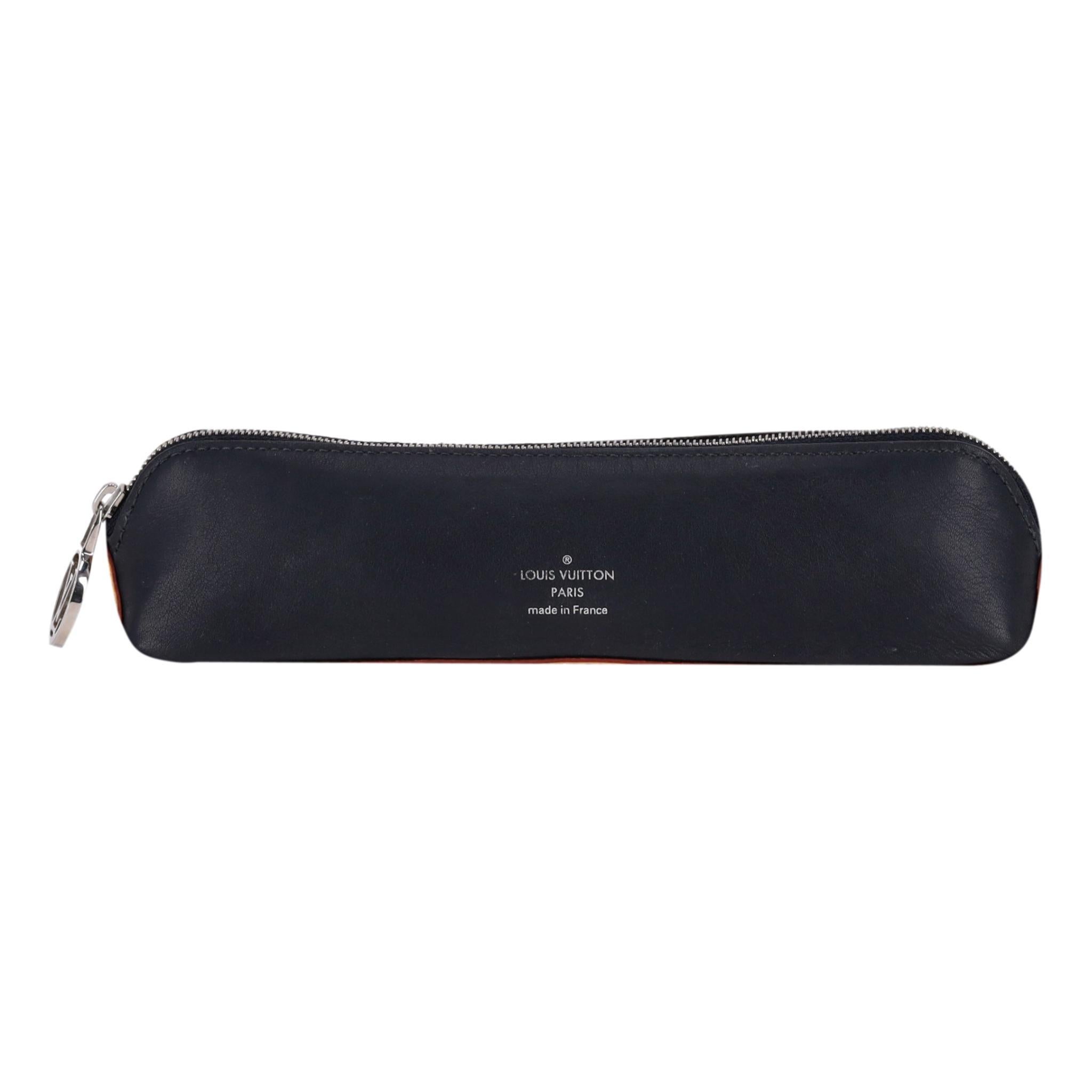 Louis Vuitton 'LV' Monogram Pencil Case With Logo Charm 

Brown iconic coated canvas monogram to one size with black leather rear,

gold metal zipper with oversized medallion styled 'LV' logo pull closure.

Brown signature leather trim and